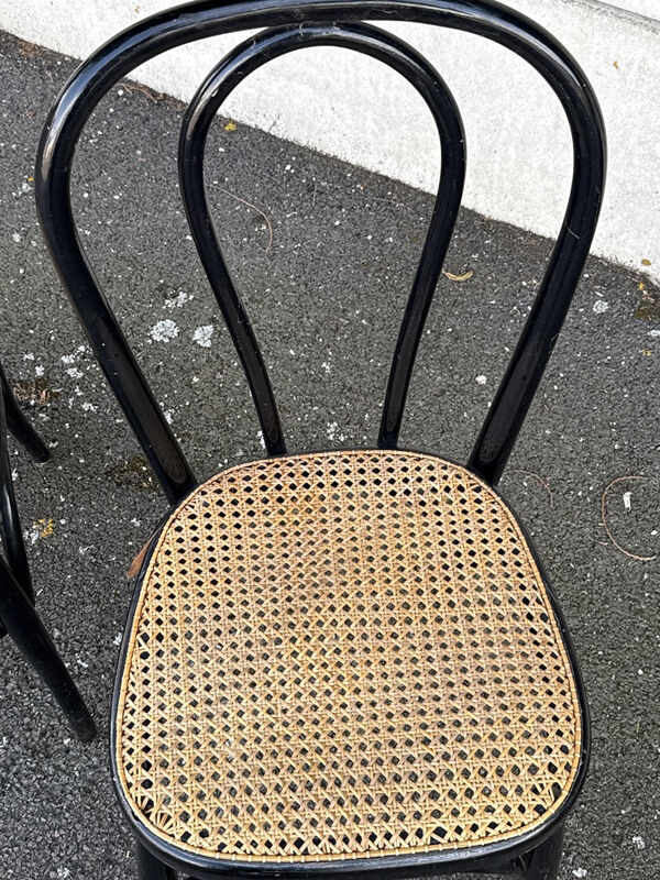 2 chaises bistrot style Thonet en bois noir et fond de canne