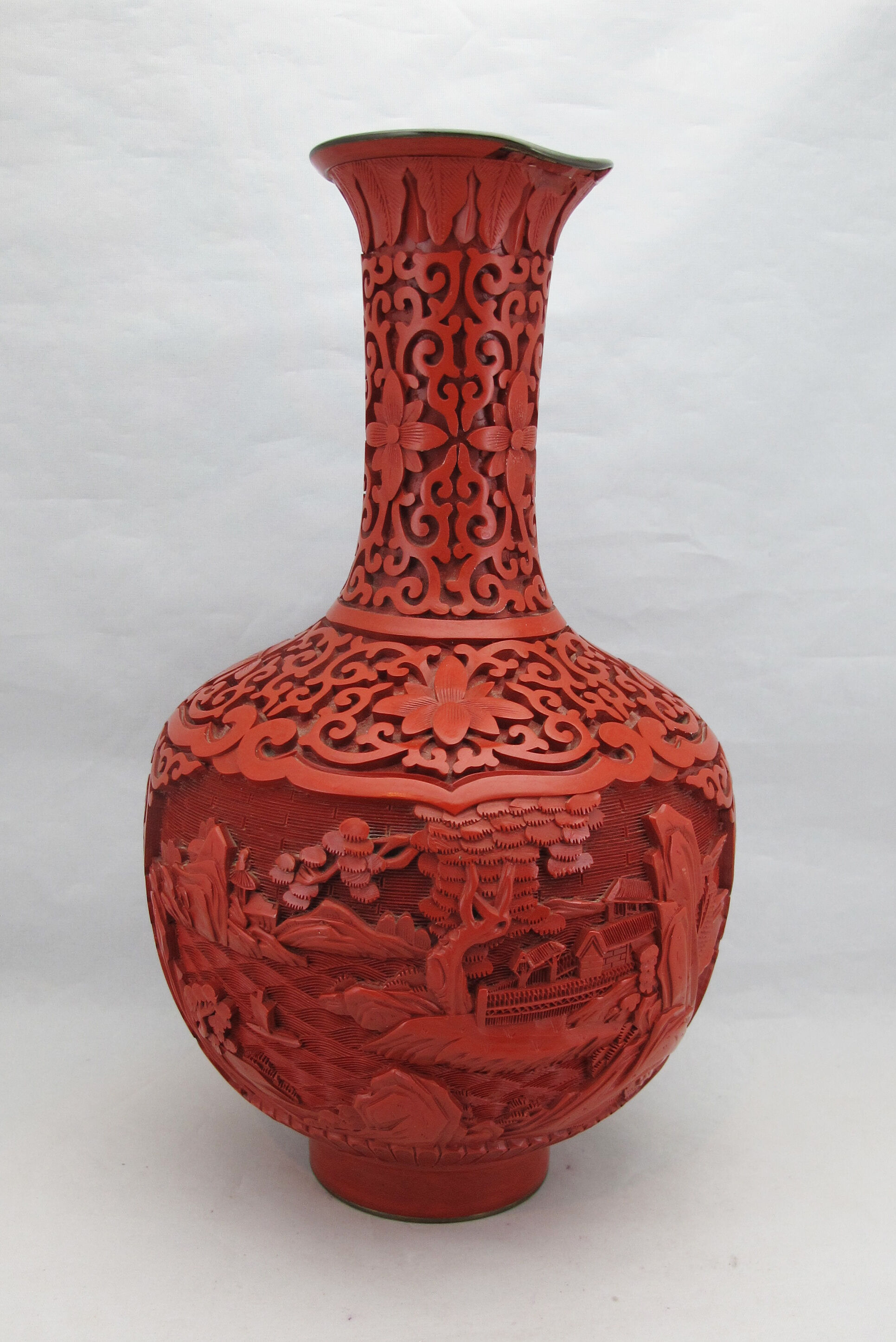 Chinese vase in red lacquer