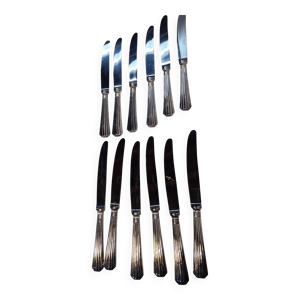 12 couteaux en métal