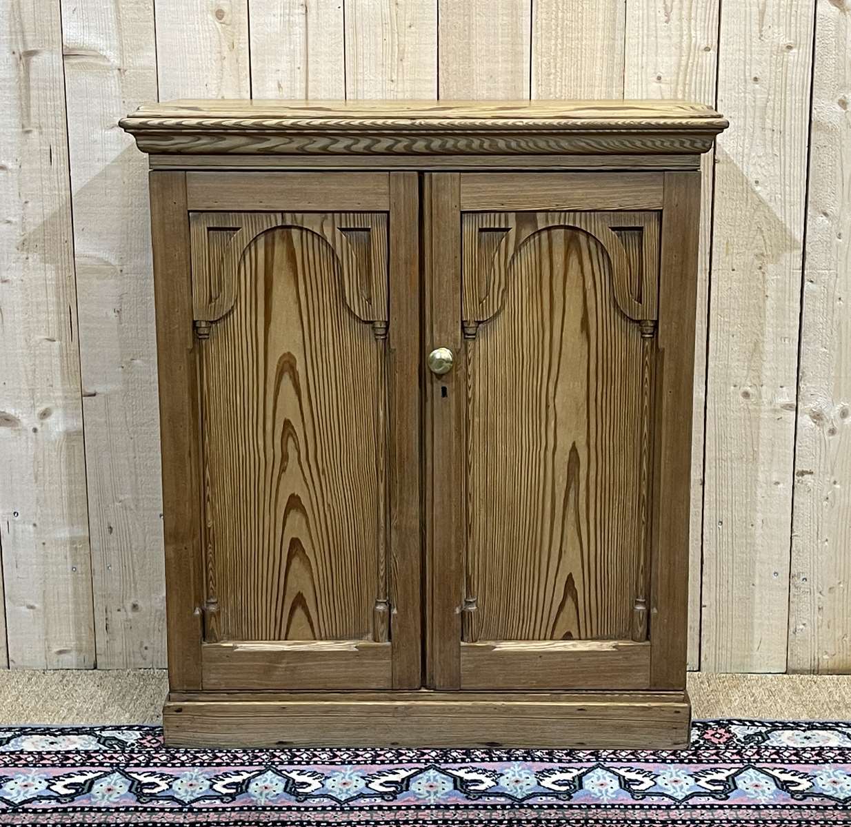 English buffet XIXth in pitch pine