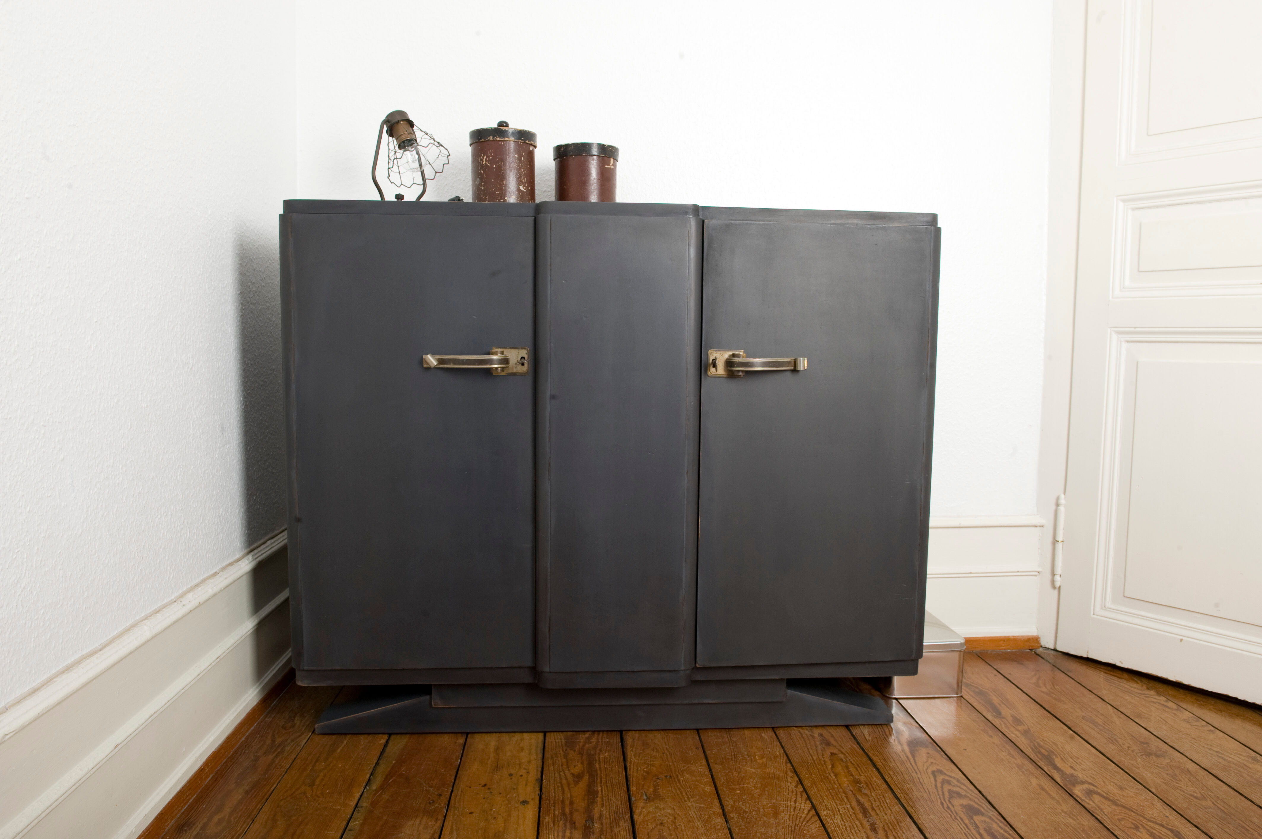 Commode bahut peinte et patinée couleur carbone