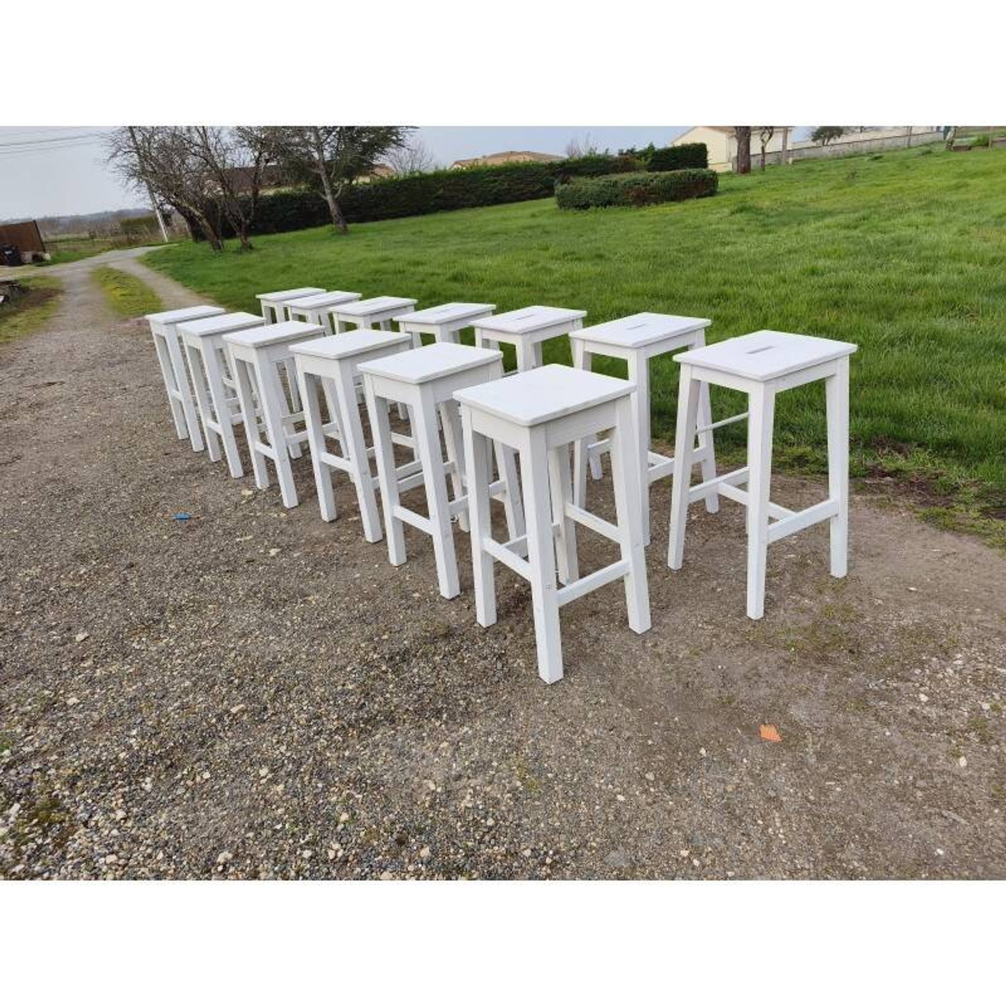 Lot de 13 tabourets de bistrot bois