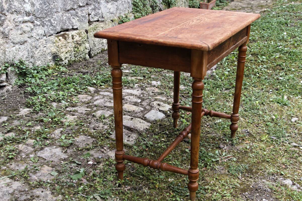 Table en bois massif, un tiroir, bois tourné