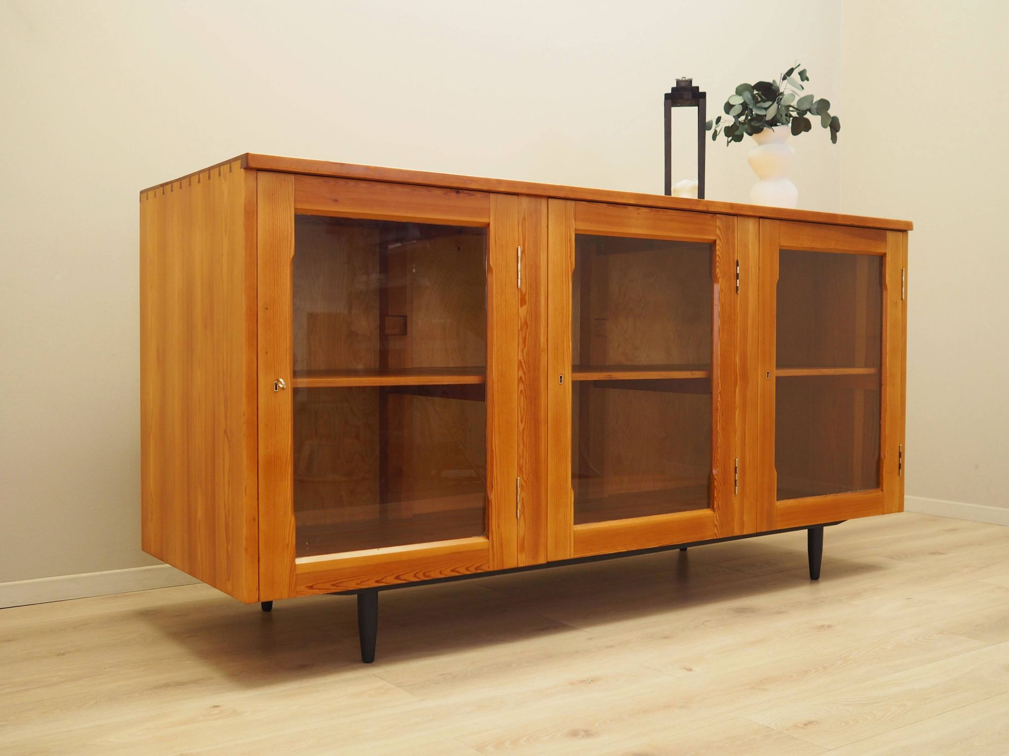 Vitrine danoise en pin, années 1980