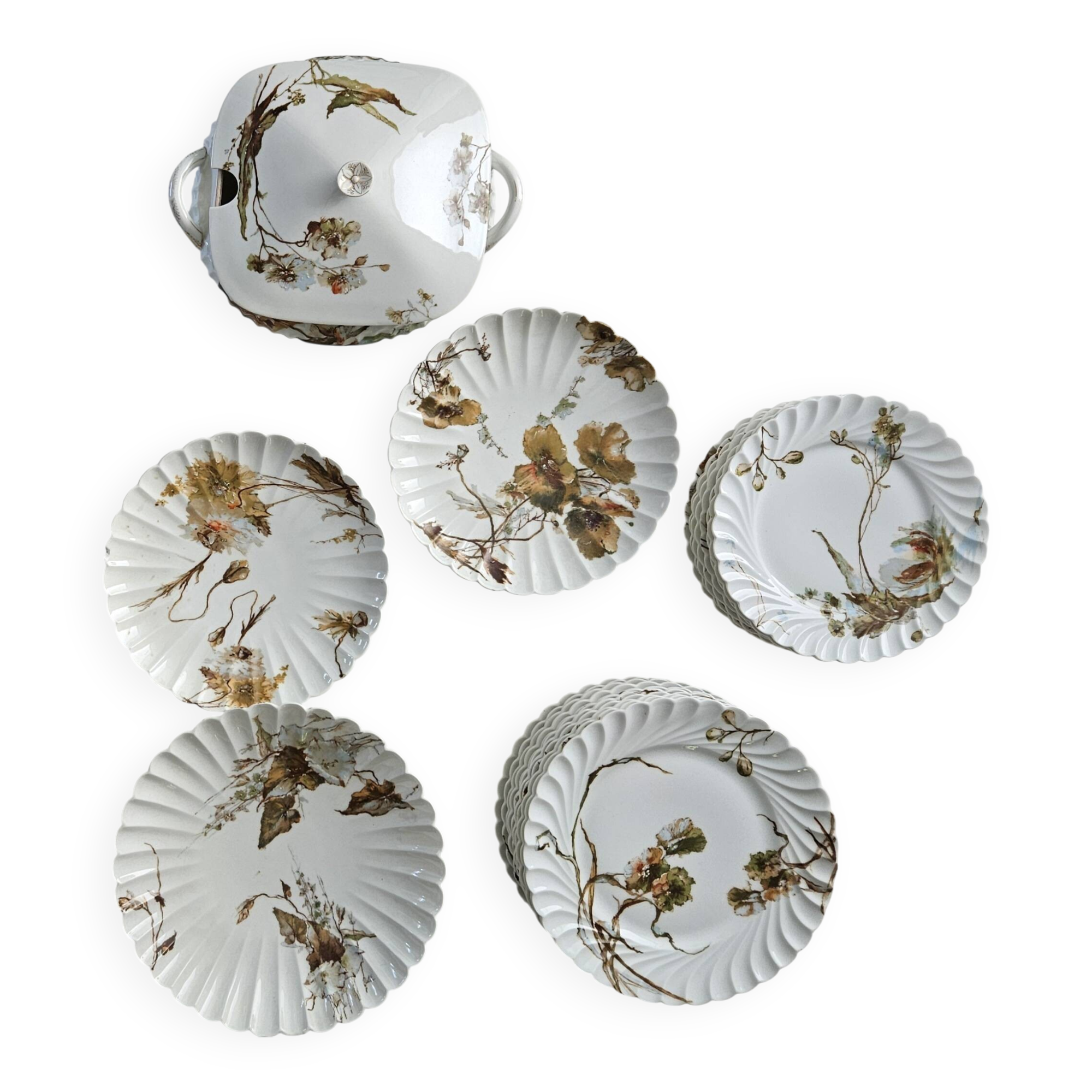 Haviland service plates, dishes on pedestals and soup tureen