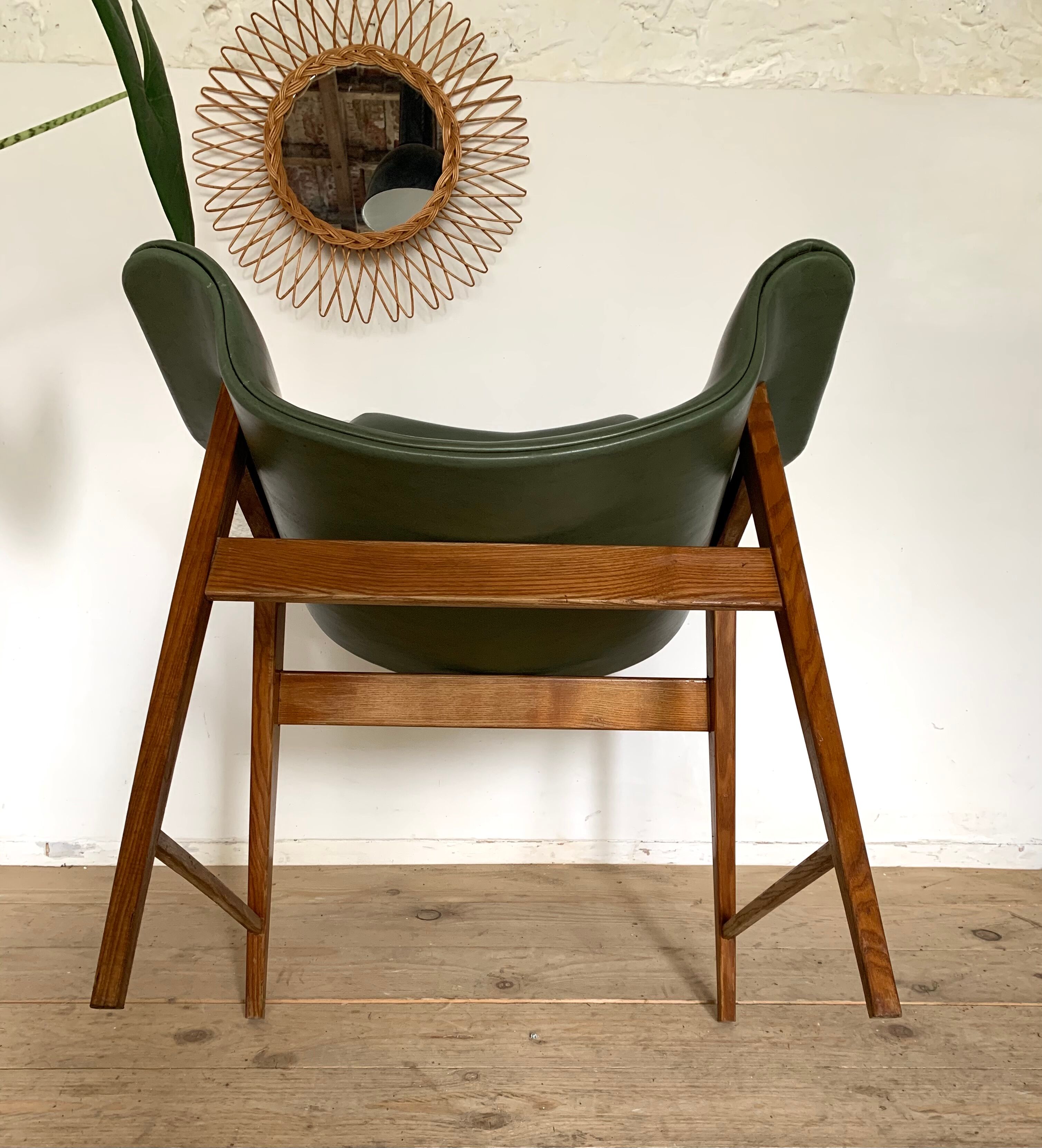 Vintage tulip armchair oak and green skai
