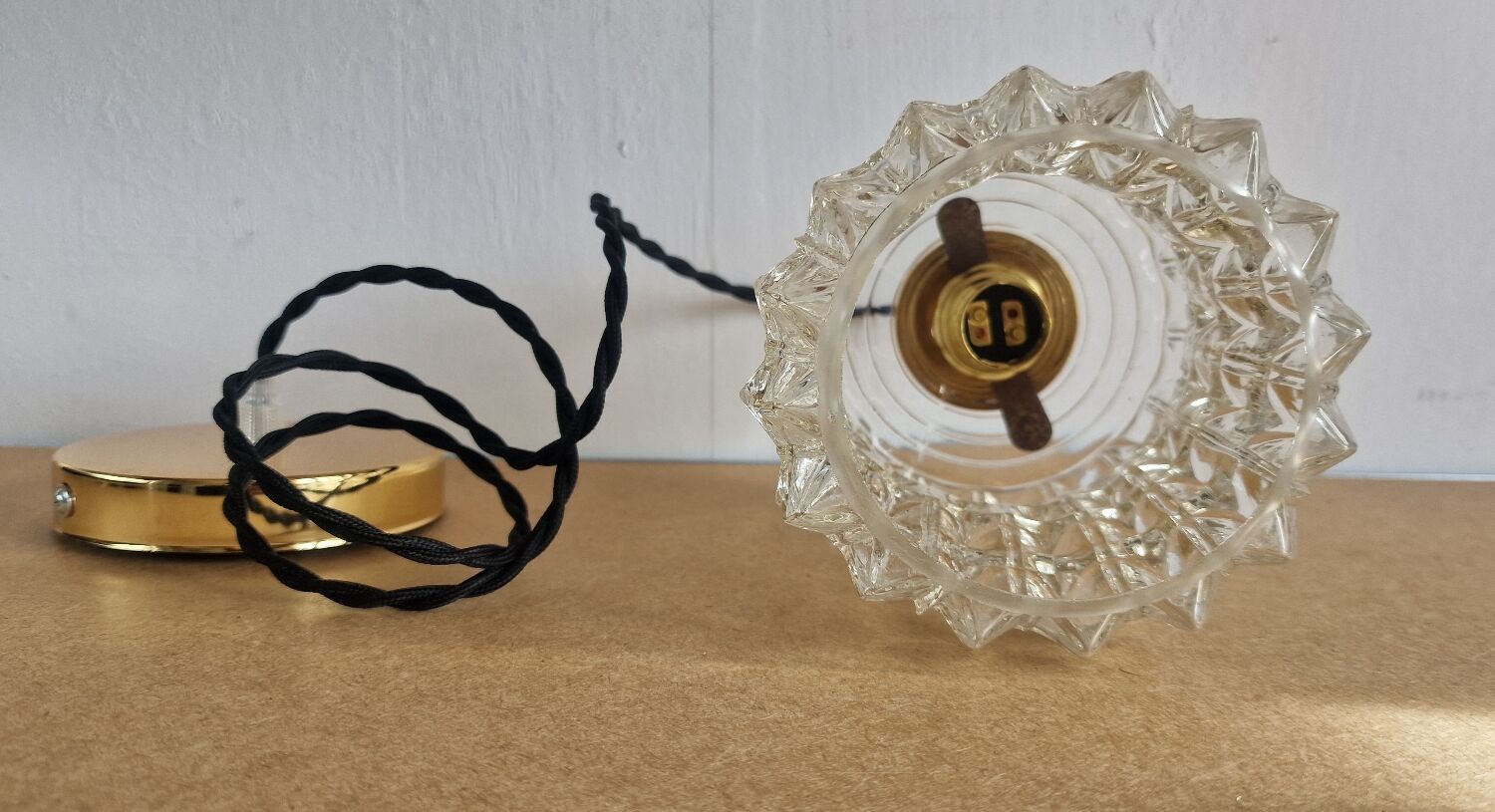 Chiseled glass suspension