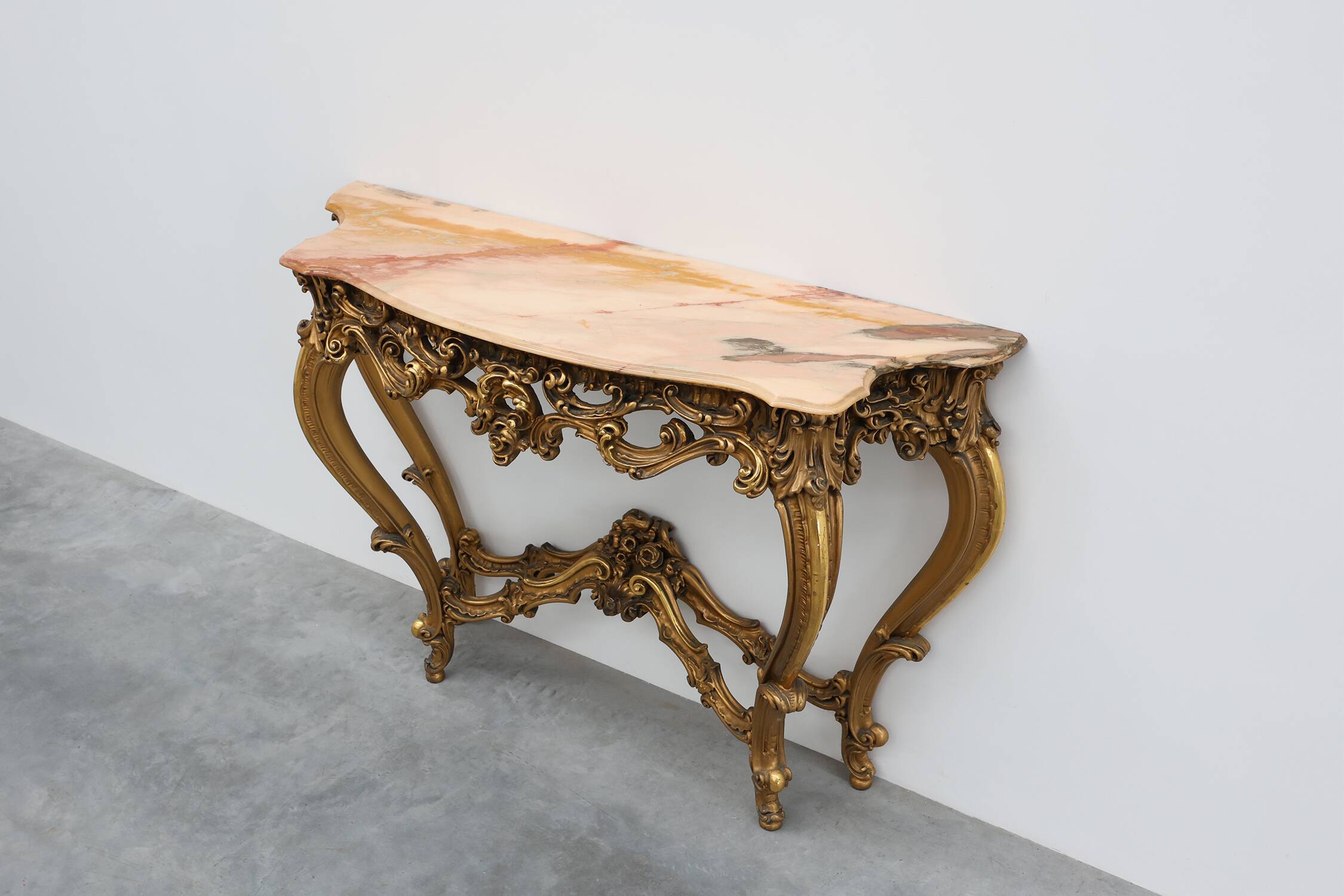 Console en bois doré sculpté avec plateau en marbre rose, style Louis XV / Rococo, It