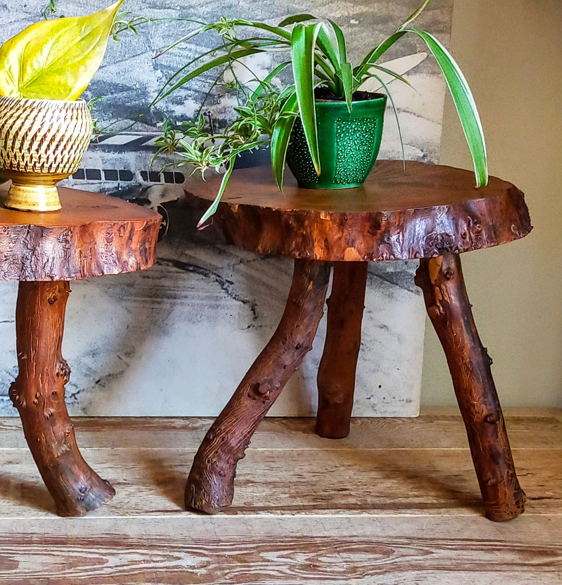 Table bout de canapé brutaliste en bois massif