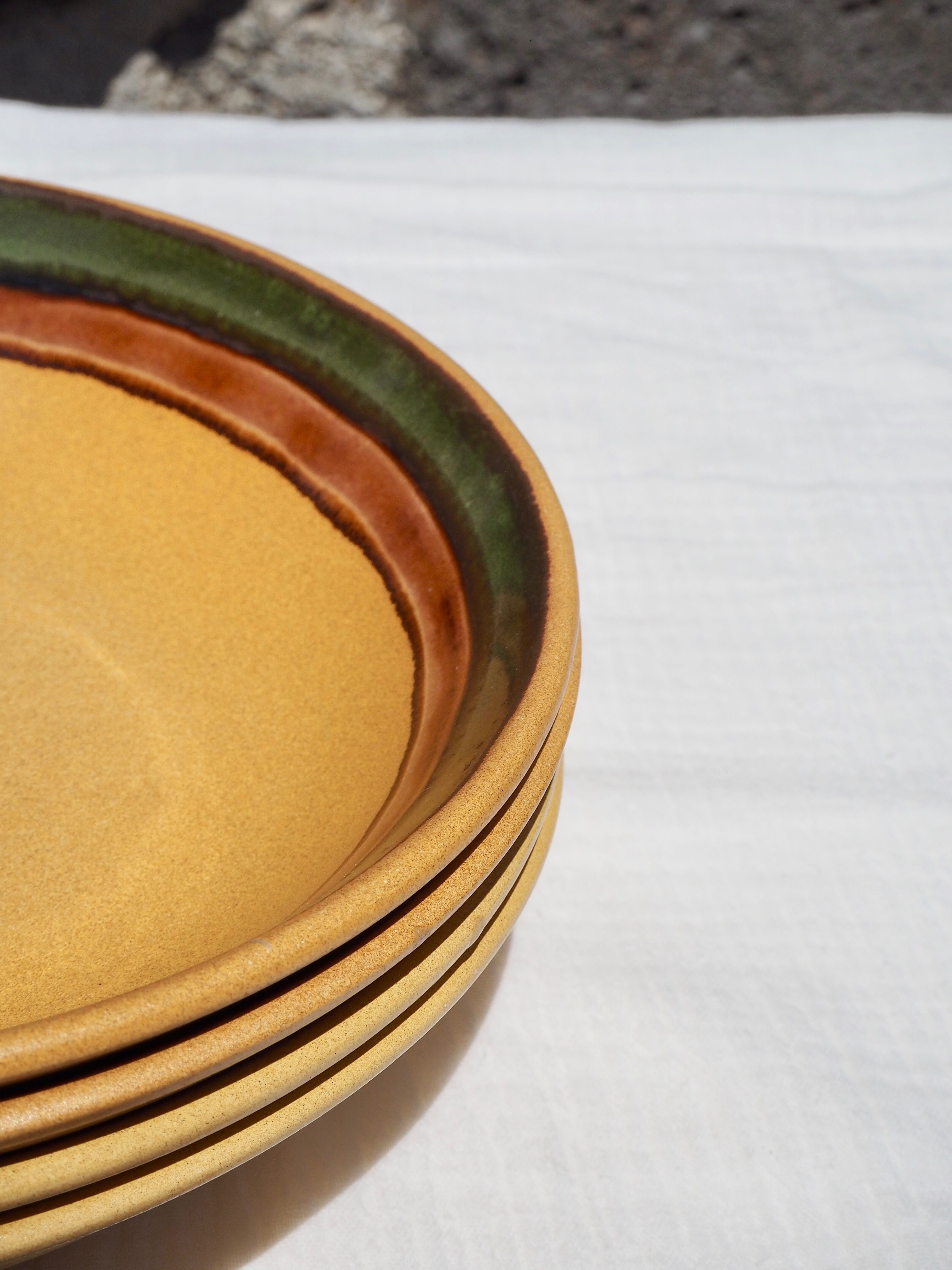 Set of 4 hollow plates