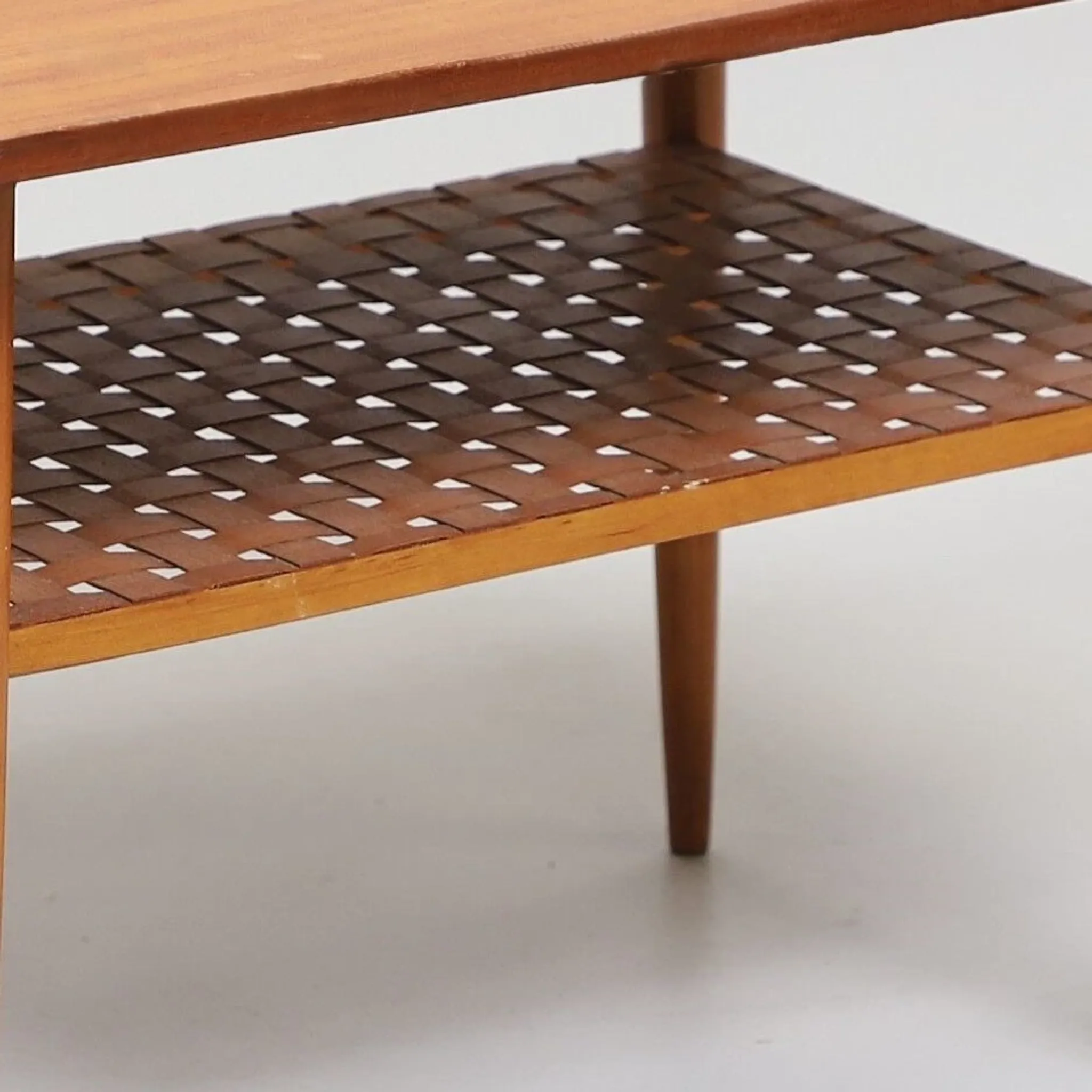Table basse vintage scandinave en teck avec étagère tressée - années 60