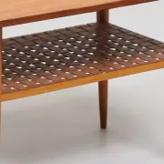 Table basse vintage scandinave en teck avec étagère tressée - années 60