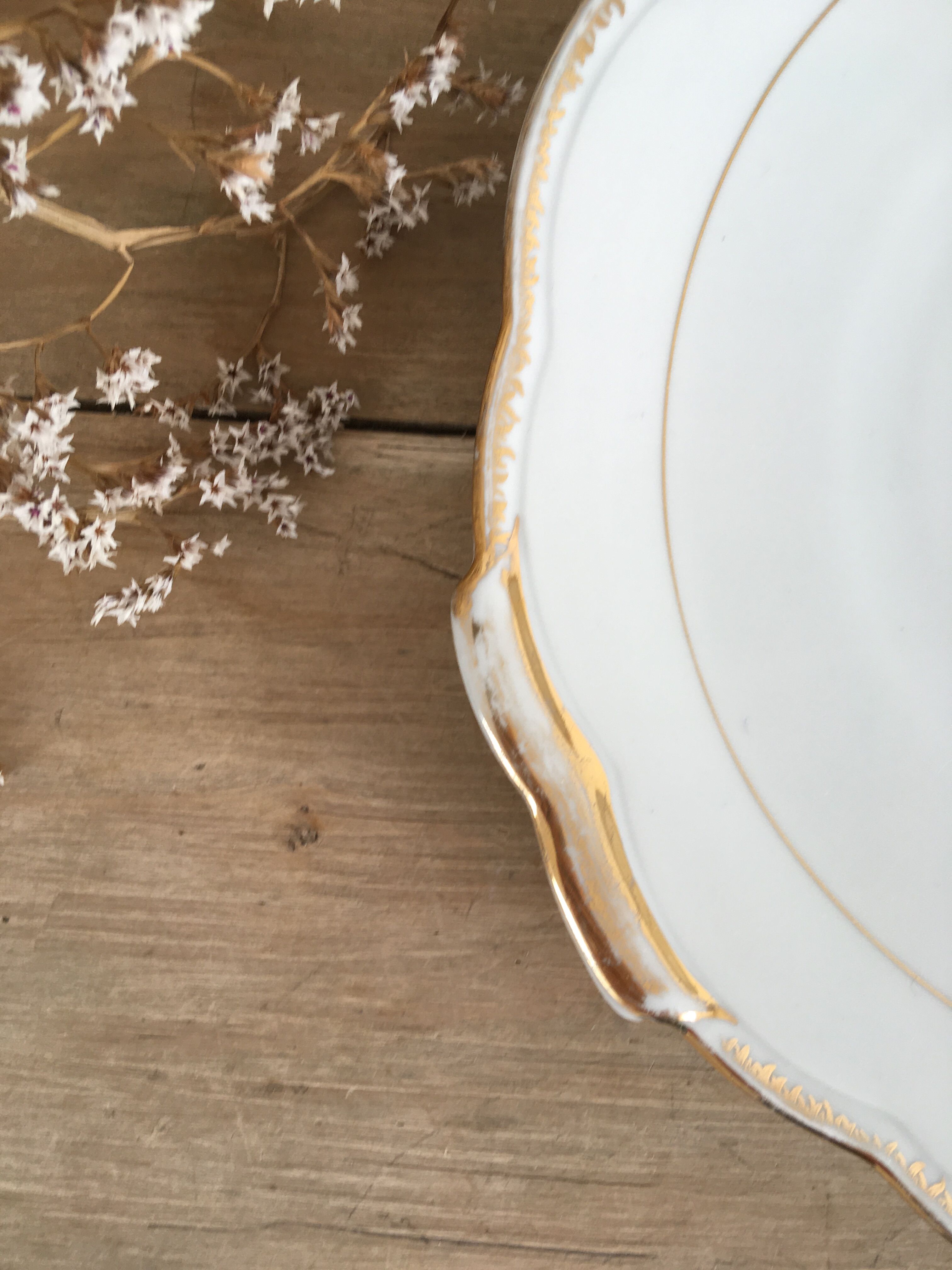 White & gold cake dish