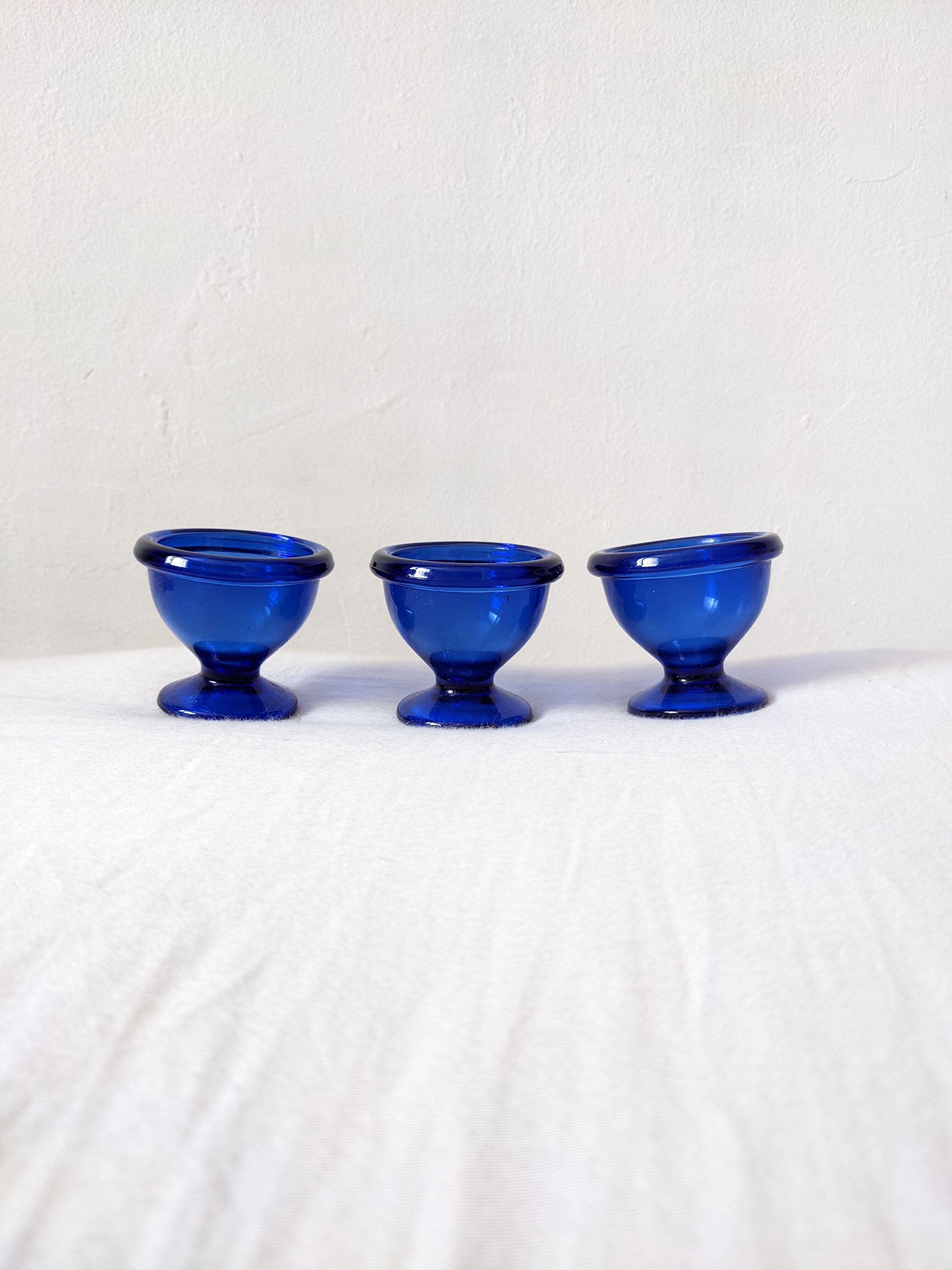 Blue shells Arcoroc France of the 70s French manufacture Height: 5 cm Diameter: 5.5 cm