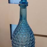Carafe en verre d'emploi bleue