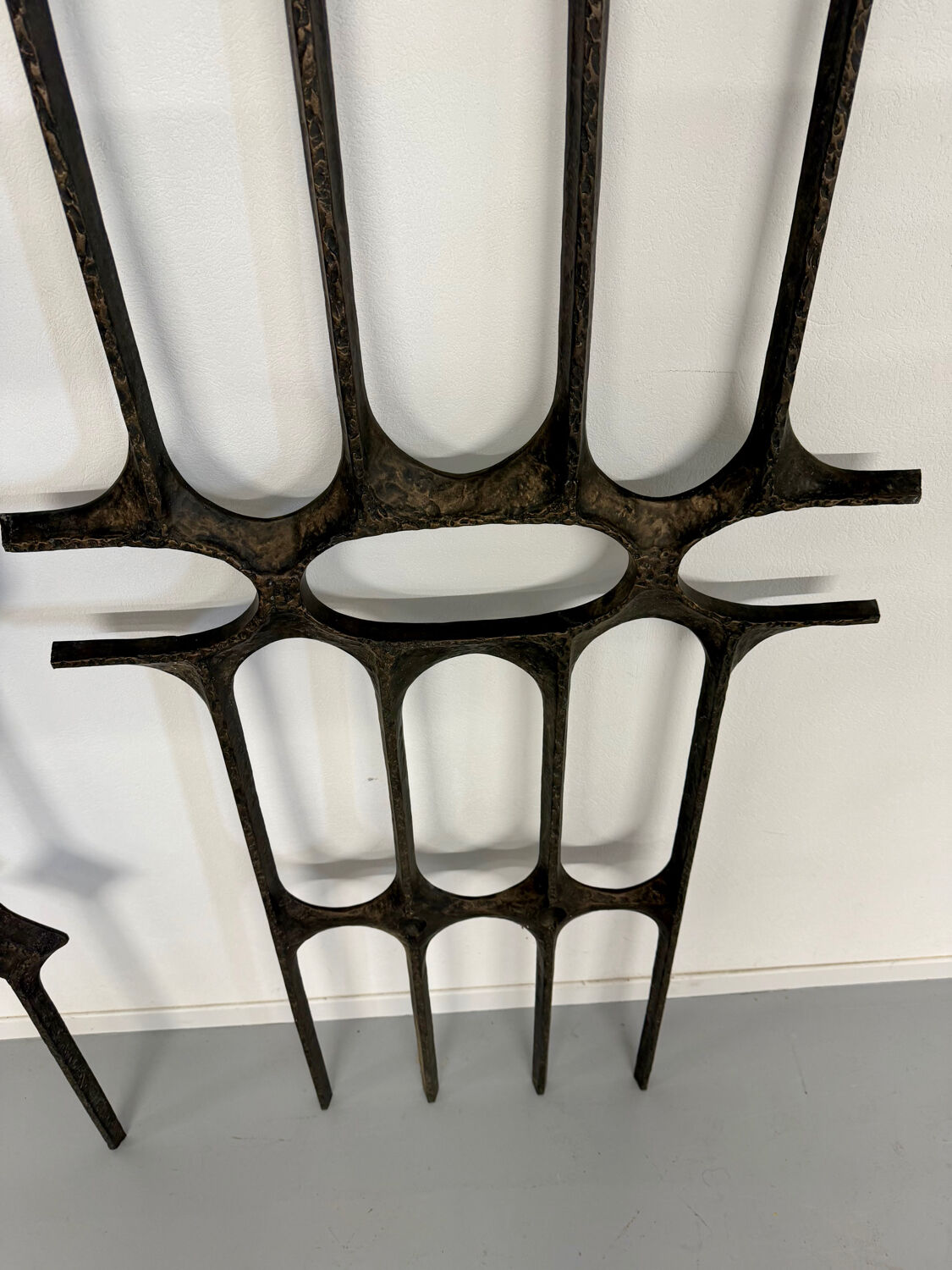 XXL wall sculpture in cast aluminium, 1970s Brutalist design.