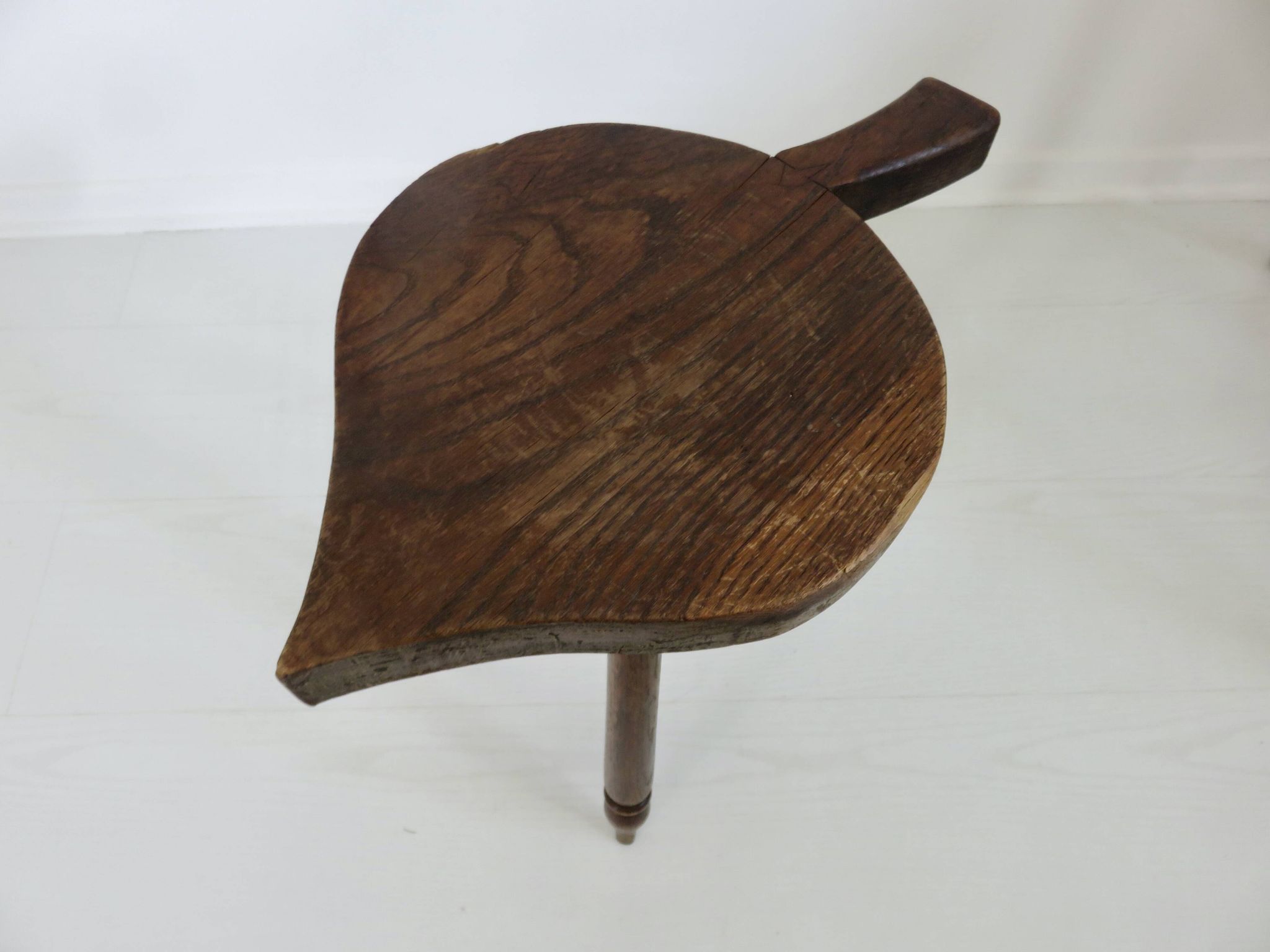 Tabouret brutaliste en bois massif