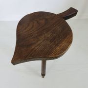 Tabouret brutaliste en bois massif
