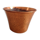 Cache hammered copper pot