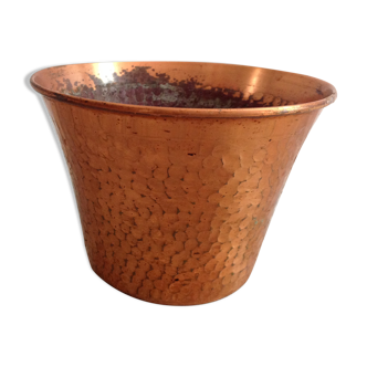 Cache hammered copper pot