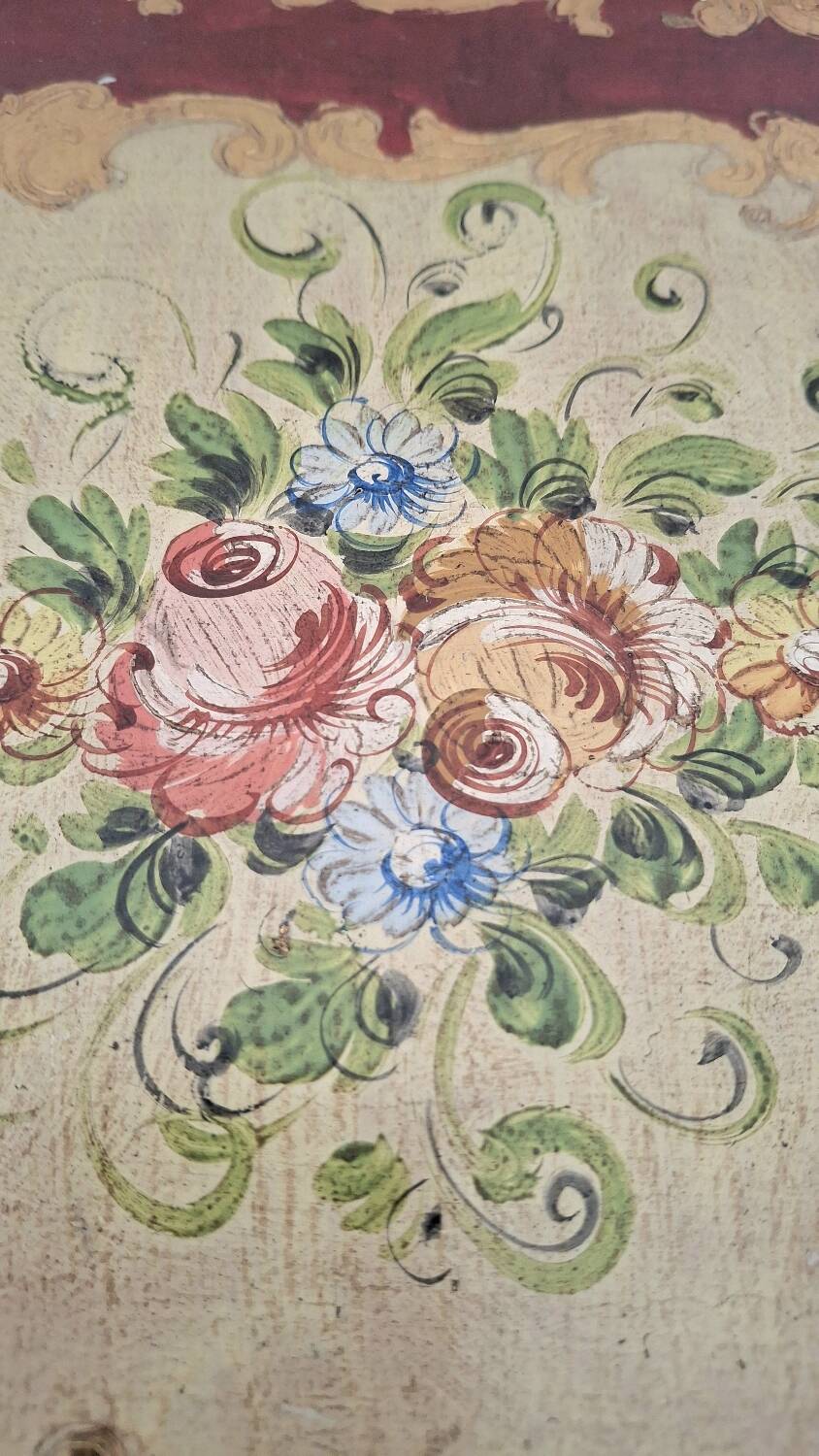 Table d'appoint en bois doré florentin italien du milieu du siècle avec peinture à la main F