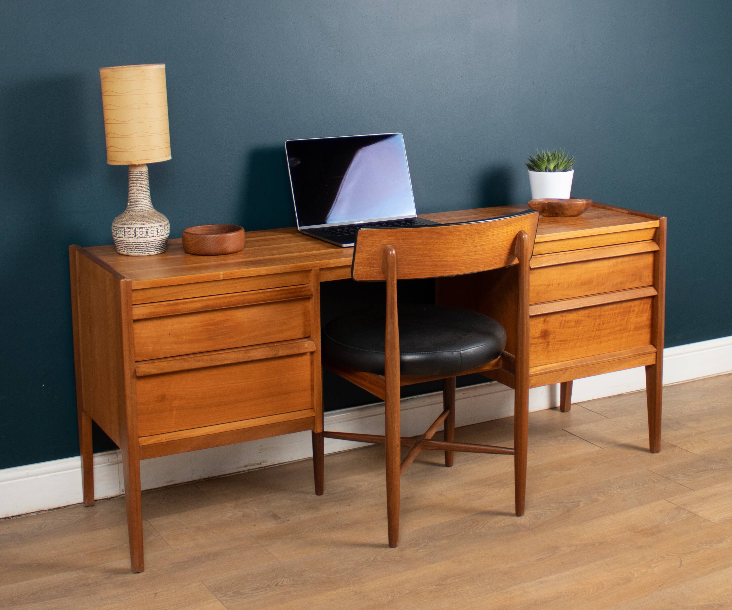 Commode de bureau rétro en noyer et palissandre par John Herbert