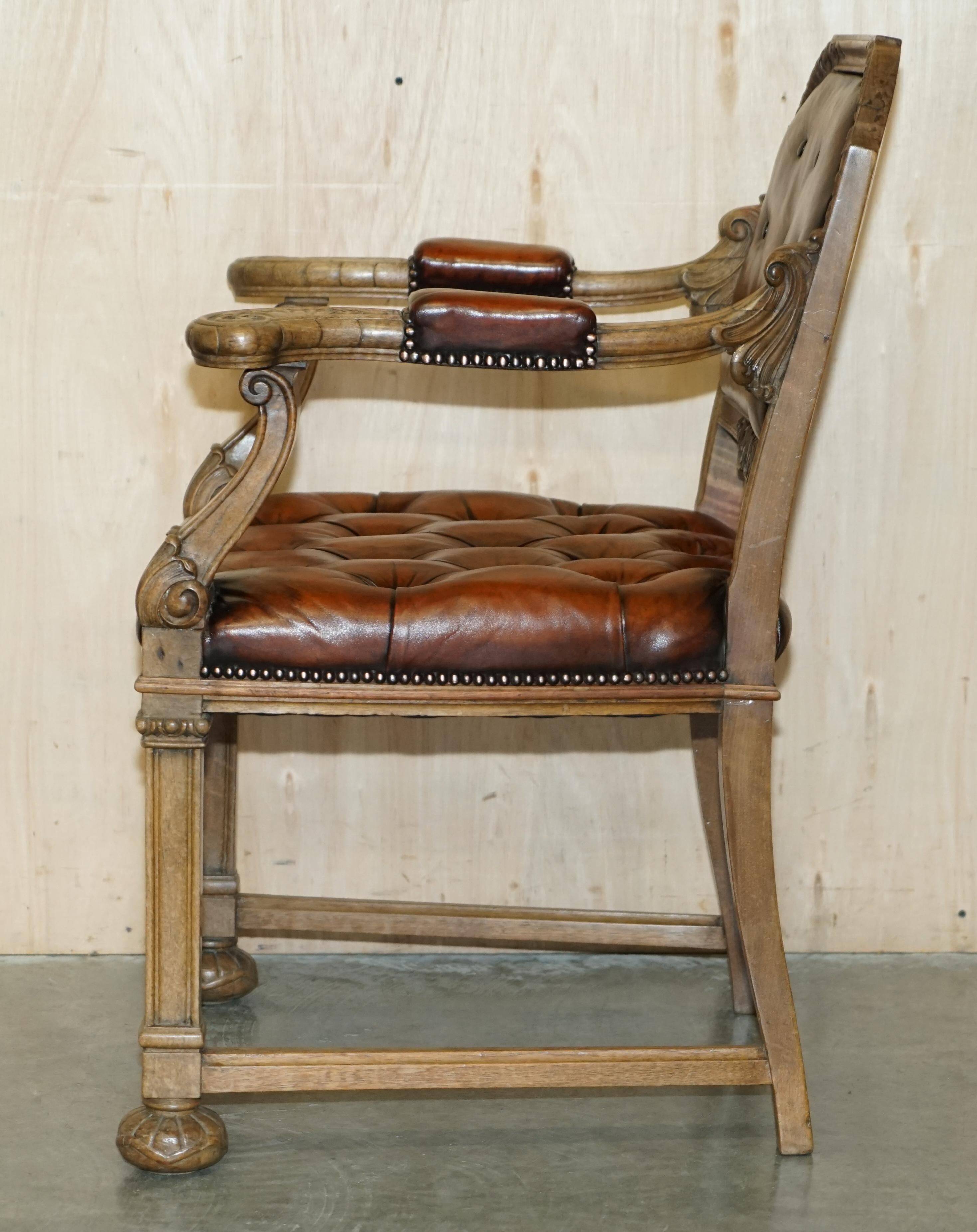 Fauteuil Chesterfield ancien restauré William IV en cuir