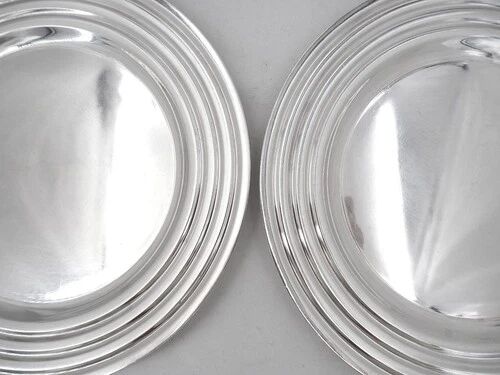 Christofle Ondulation Luc Lanel, pair of flat plates 23.5 cm, silver-plated metal