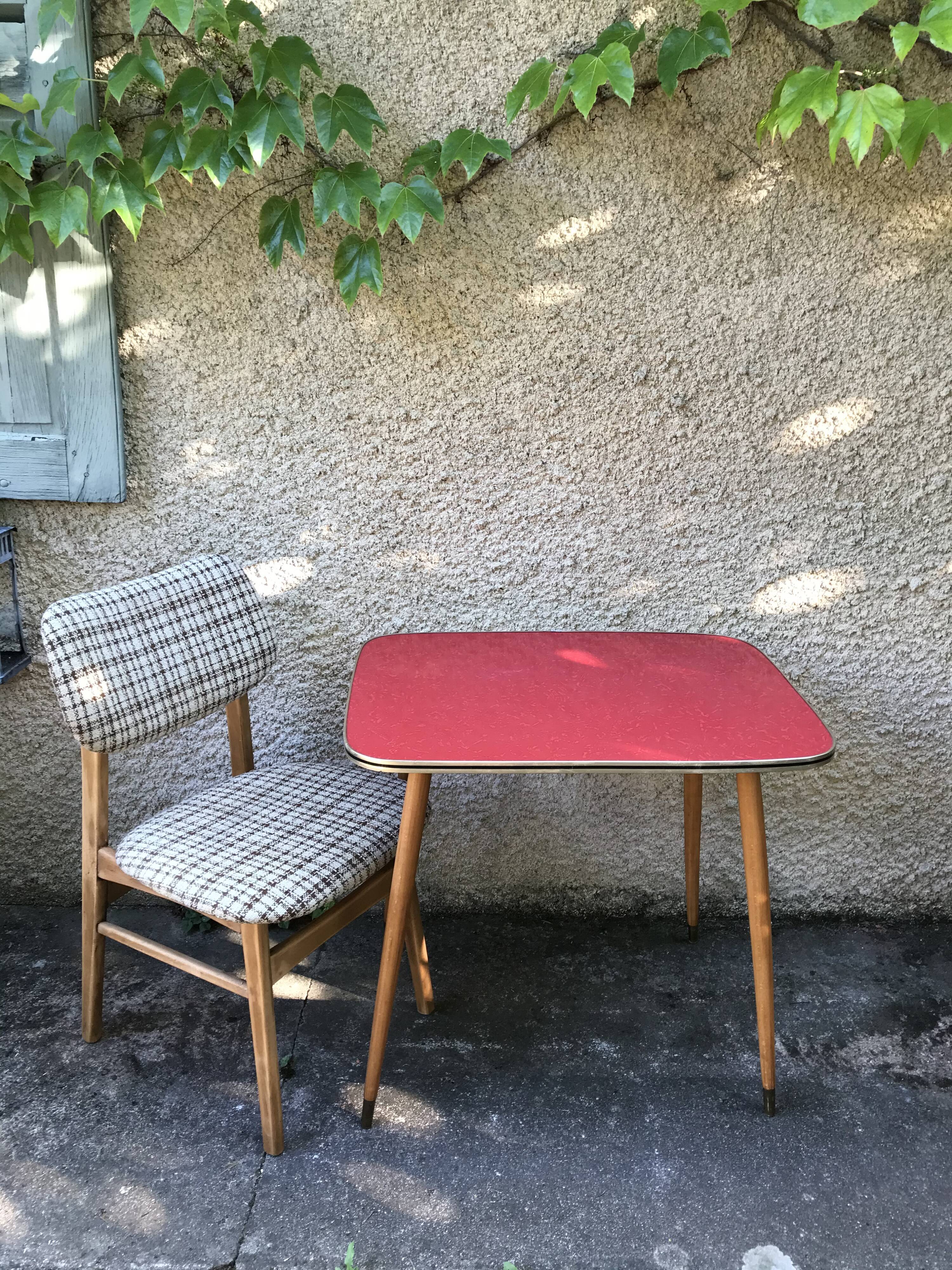 Table bass feet compass formica red