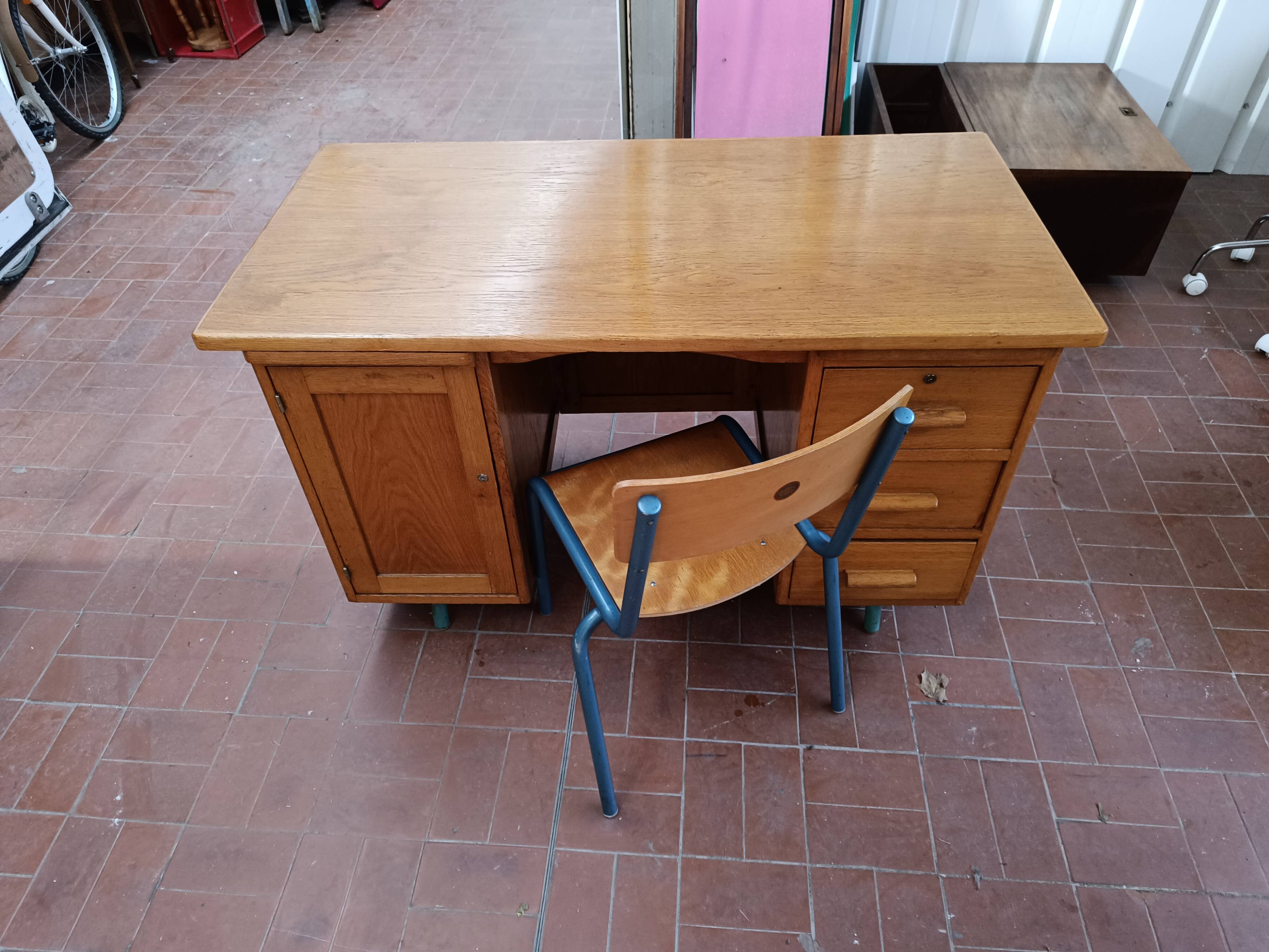 Teachers' desk and its Delagrave chair