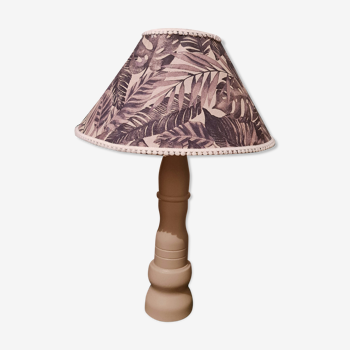 Lampe pied bois ébéniste couleur poivre abbat jour tissus jungle beige et noir