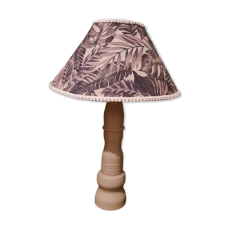 Lampe pied bois ébéniste couleur poivre abbat jour tissus jungle beige et noir