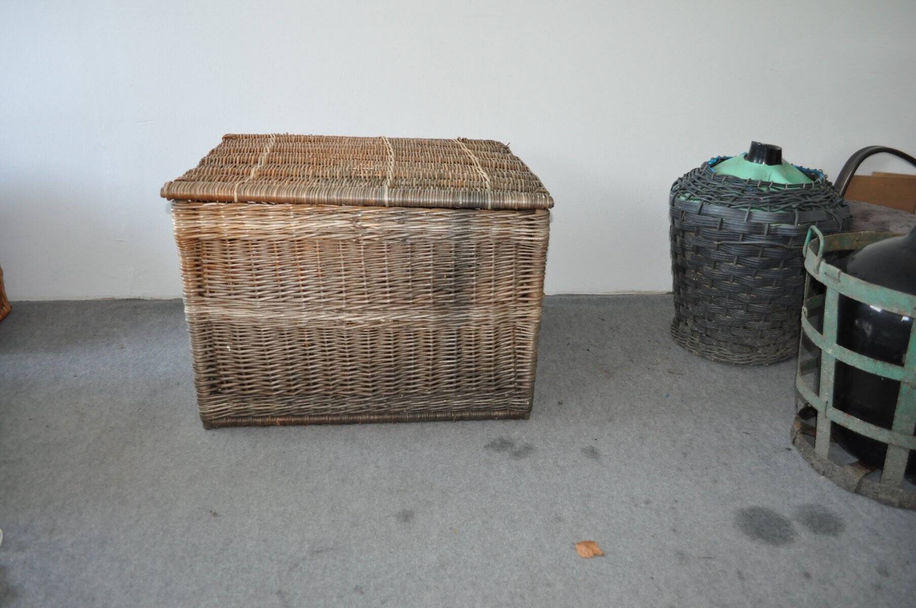 Large brown wicker basket with lid — vintage 1940s style, Czech Republic