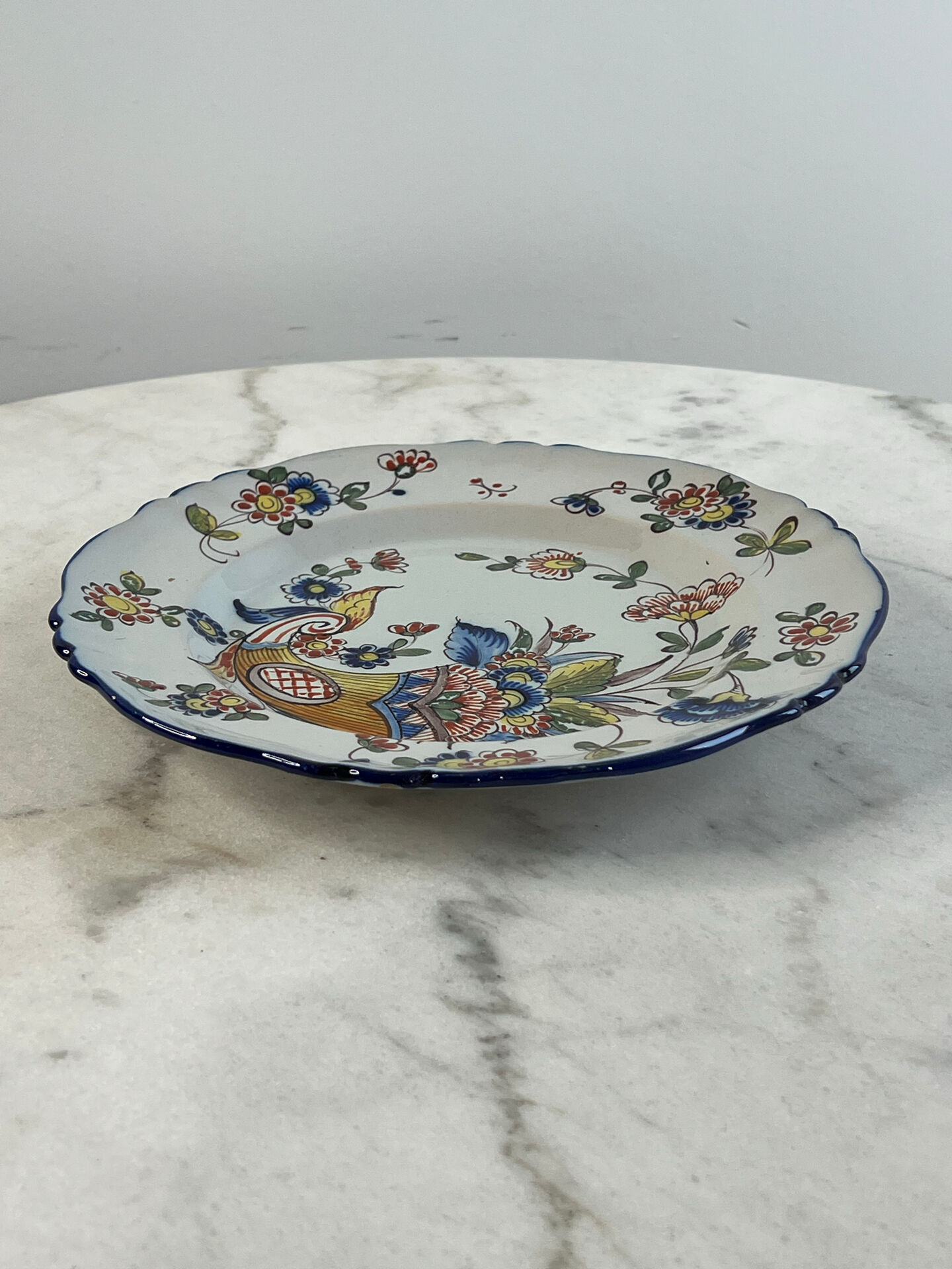 Flat plate in earthenware with polychrome decoration in Rouen style
