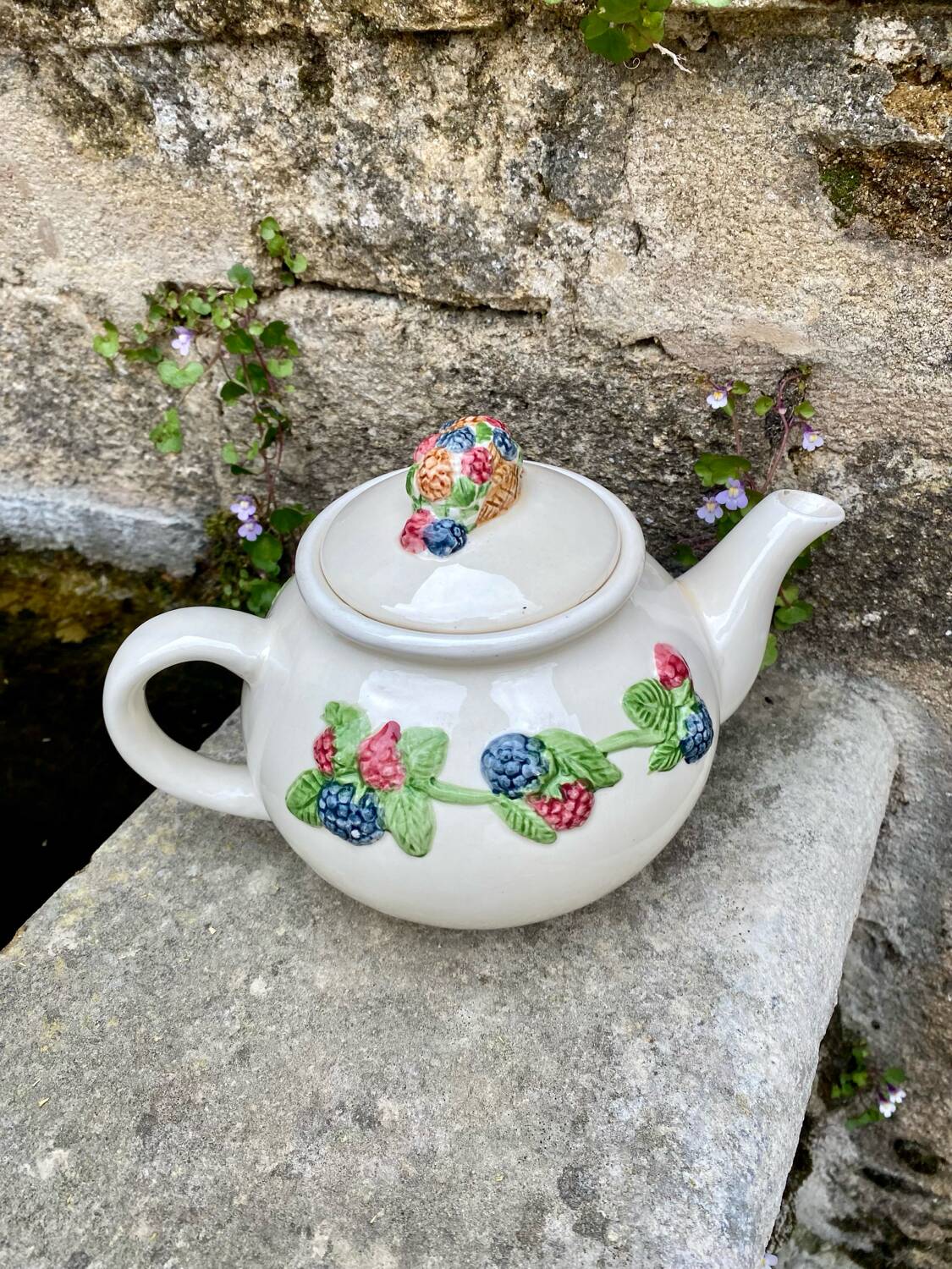 Teapot with fruity decoration