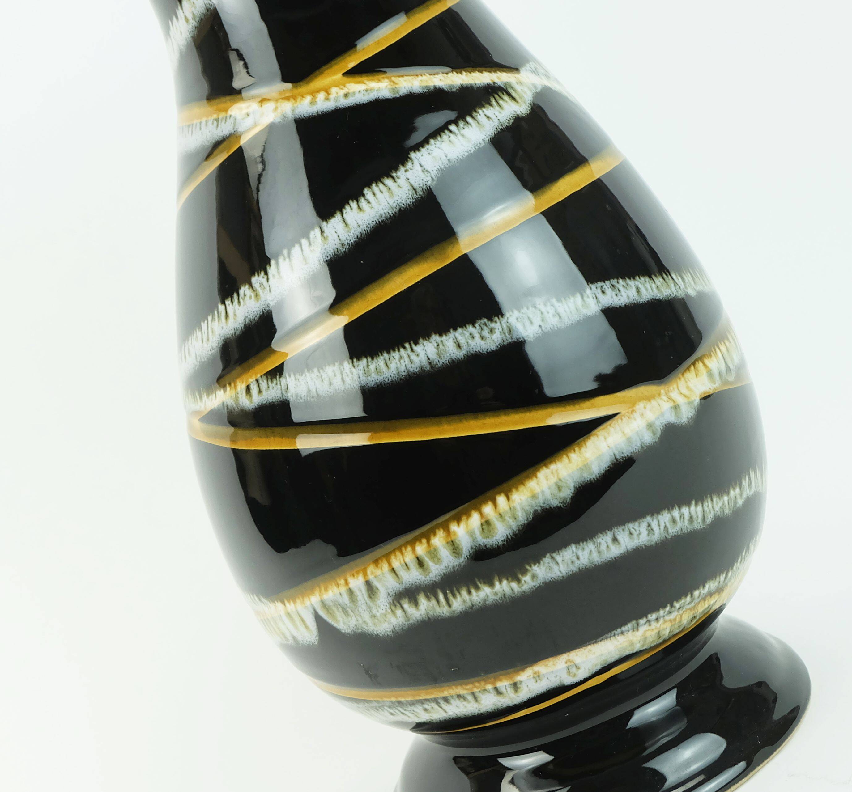 Vase ouest-allemand des années 1950, modèle scheurich 215-33, décor à rayures, fond noir