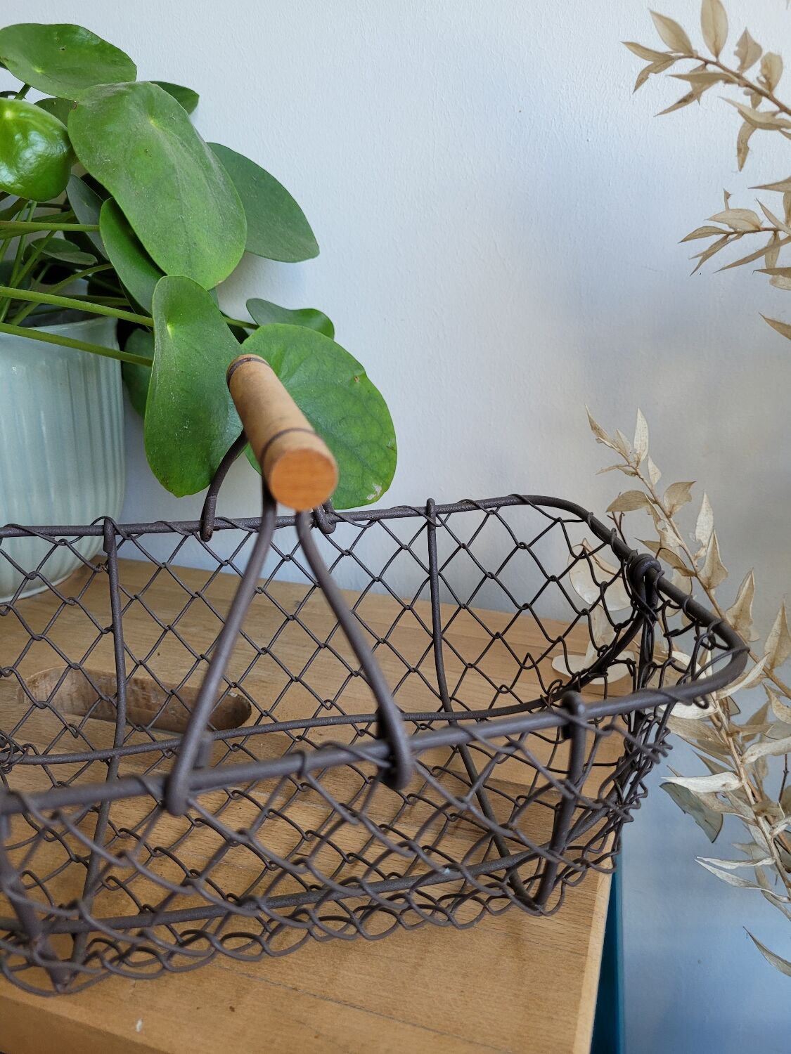 Basket wire handle wood