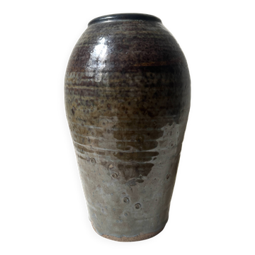 Vase en gres noir marronné émaillé et signé sous la base, vers 1950