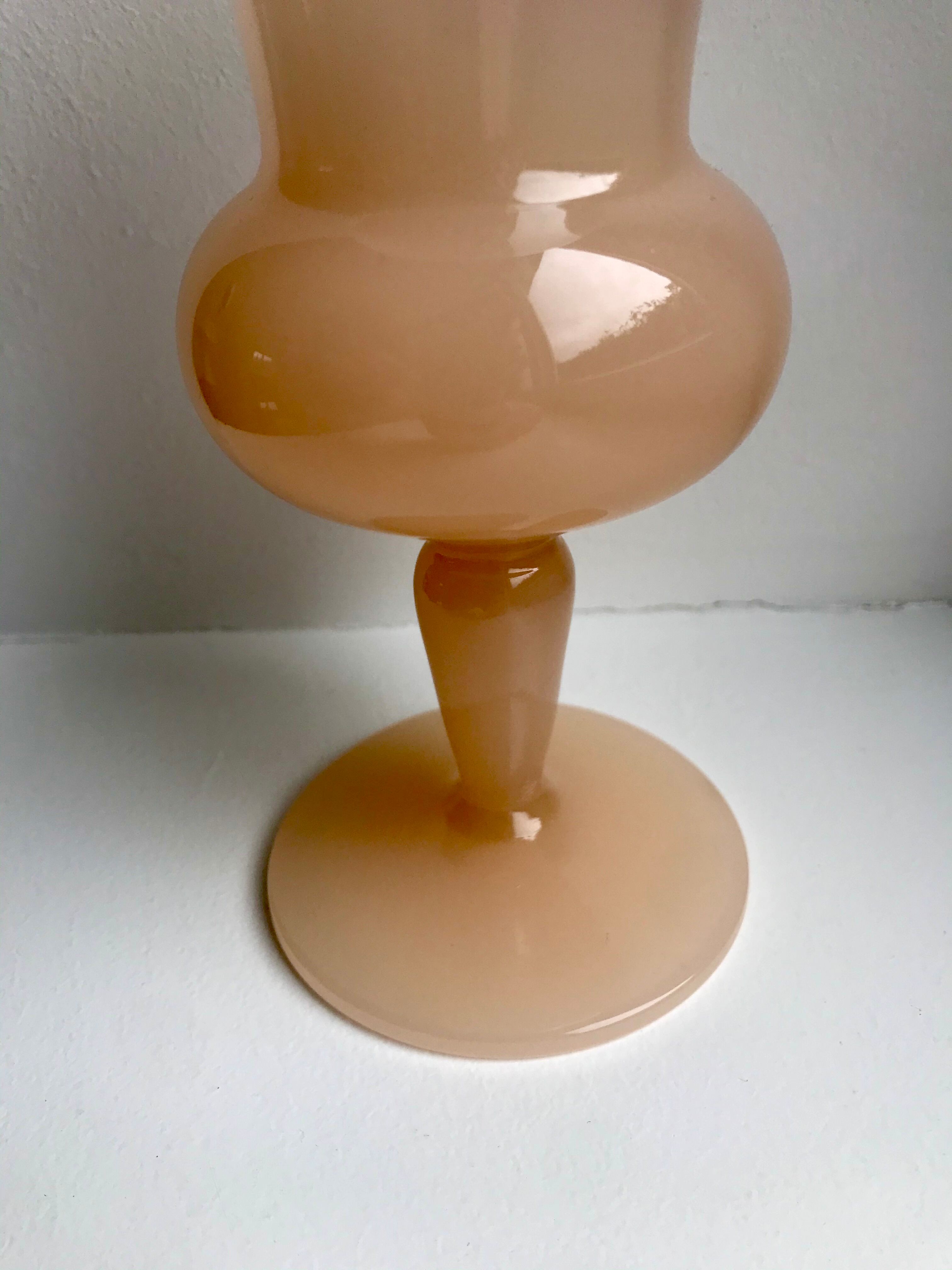 Vase en opaline rose pâle années 50-60