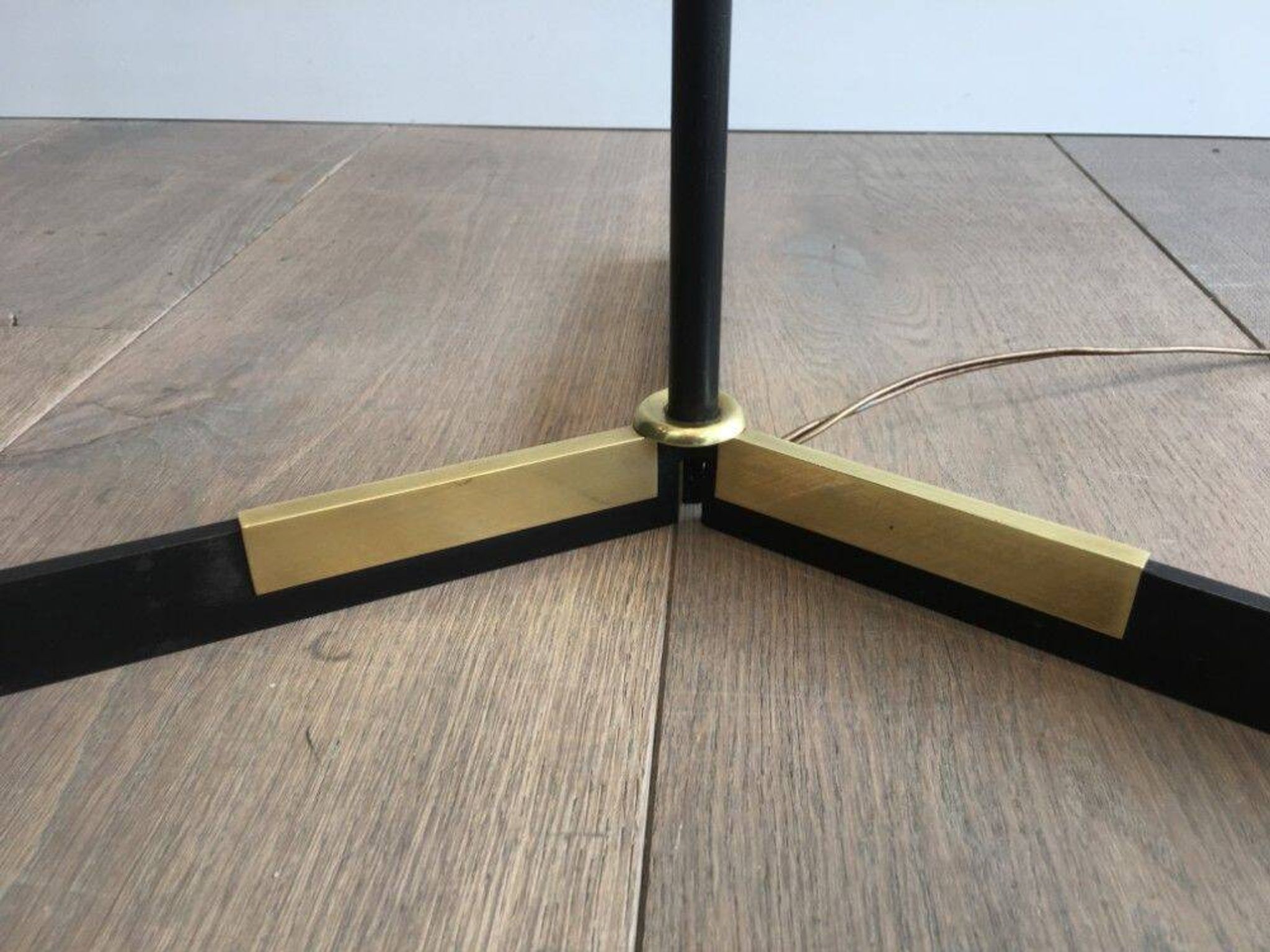 Designer floor lamp in black lacquered metal and brass