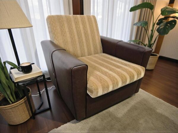 Fauteuil vintage en skaï brun / fauteuil club rétro sur roulettes
