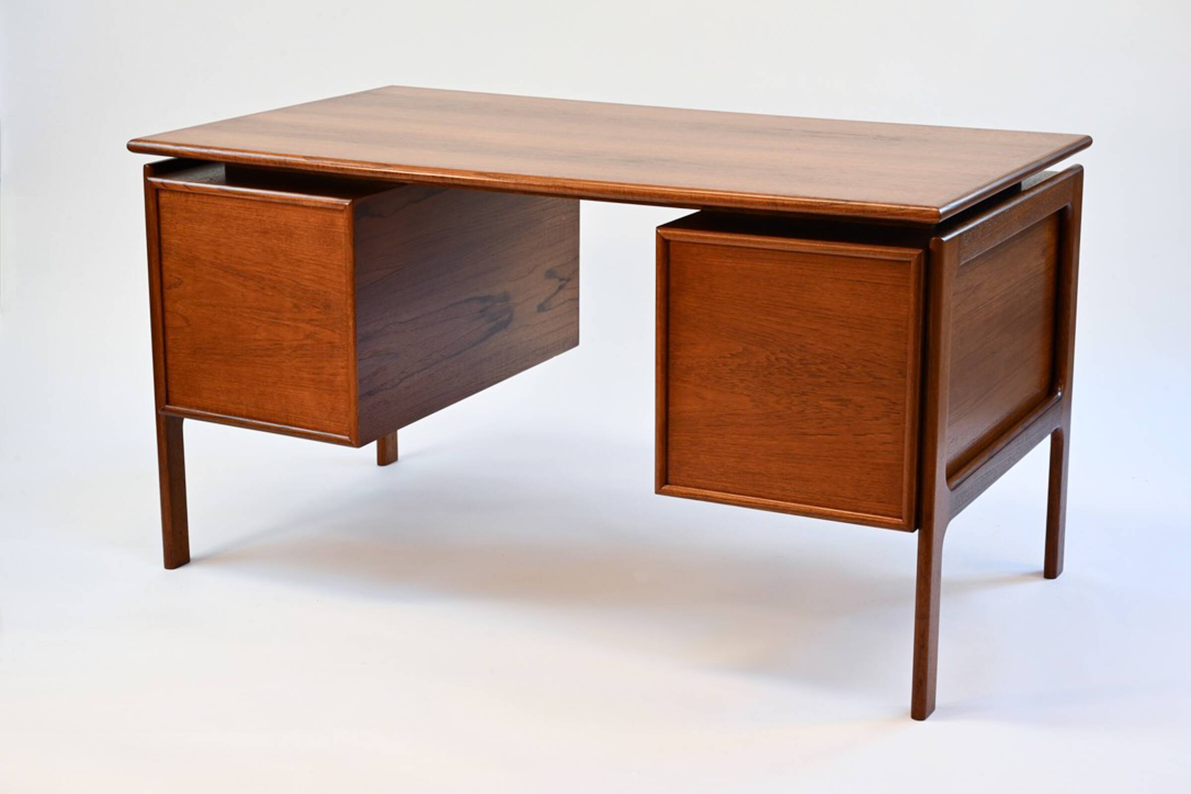 Arne Vodder Danish teak desk by GV Møbler, 1960s