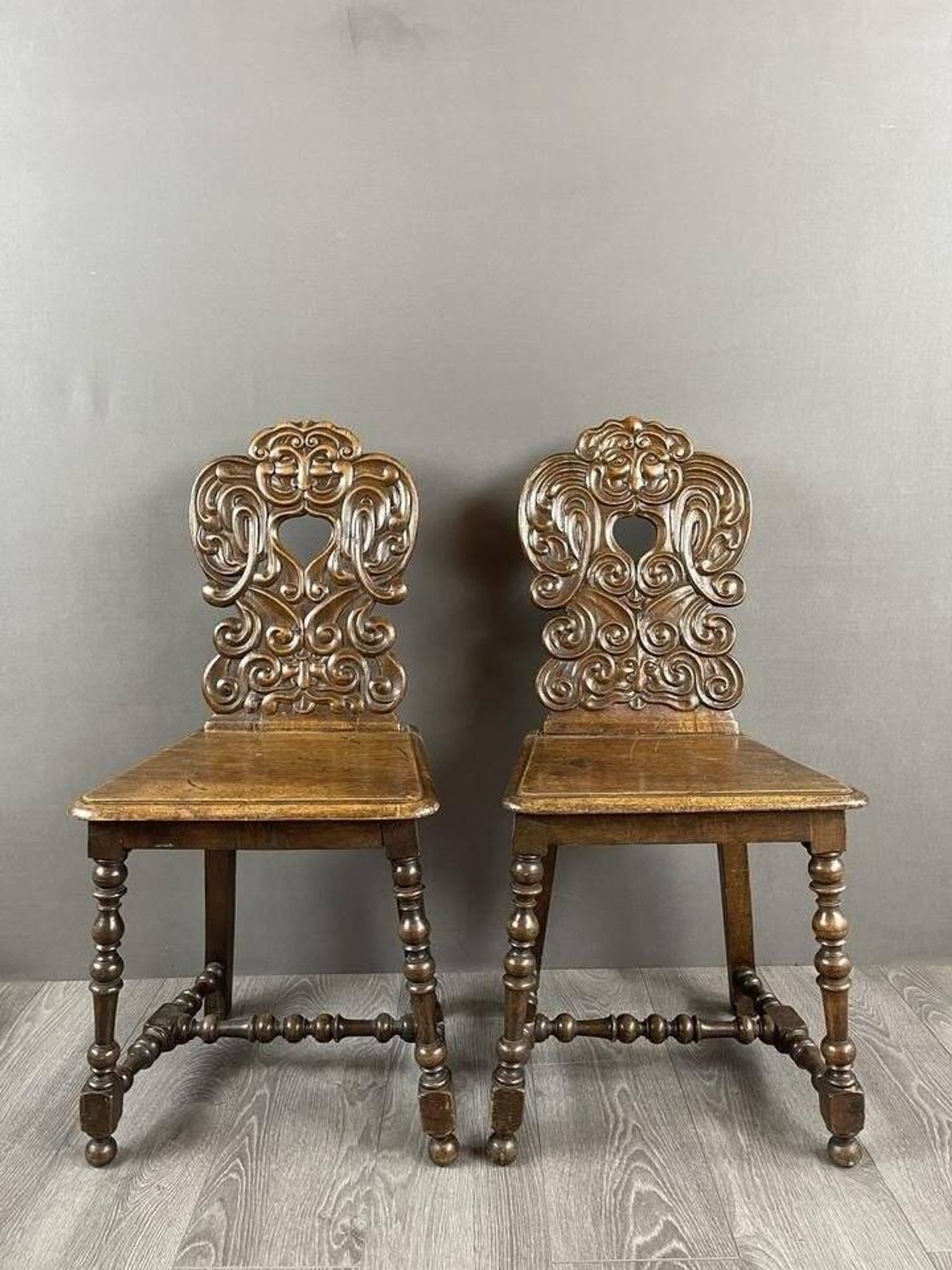 Paire de chaises en bois sculpté, fin XIXe siècle