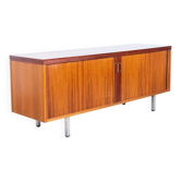 Buffet des années 1970 avec portes coulissantes