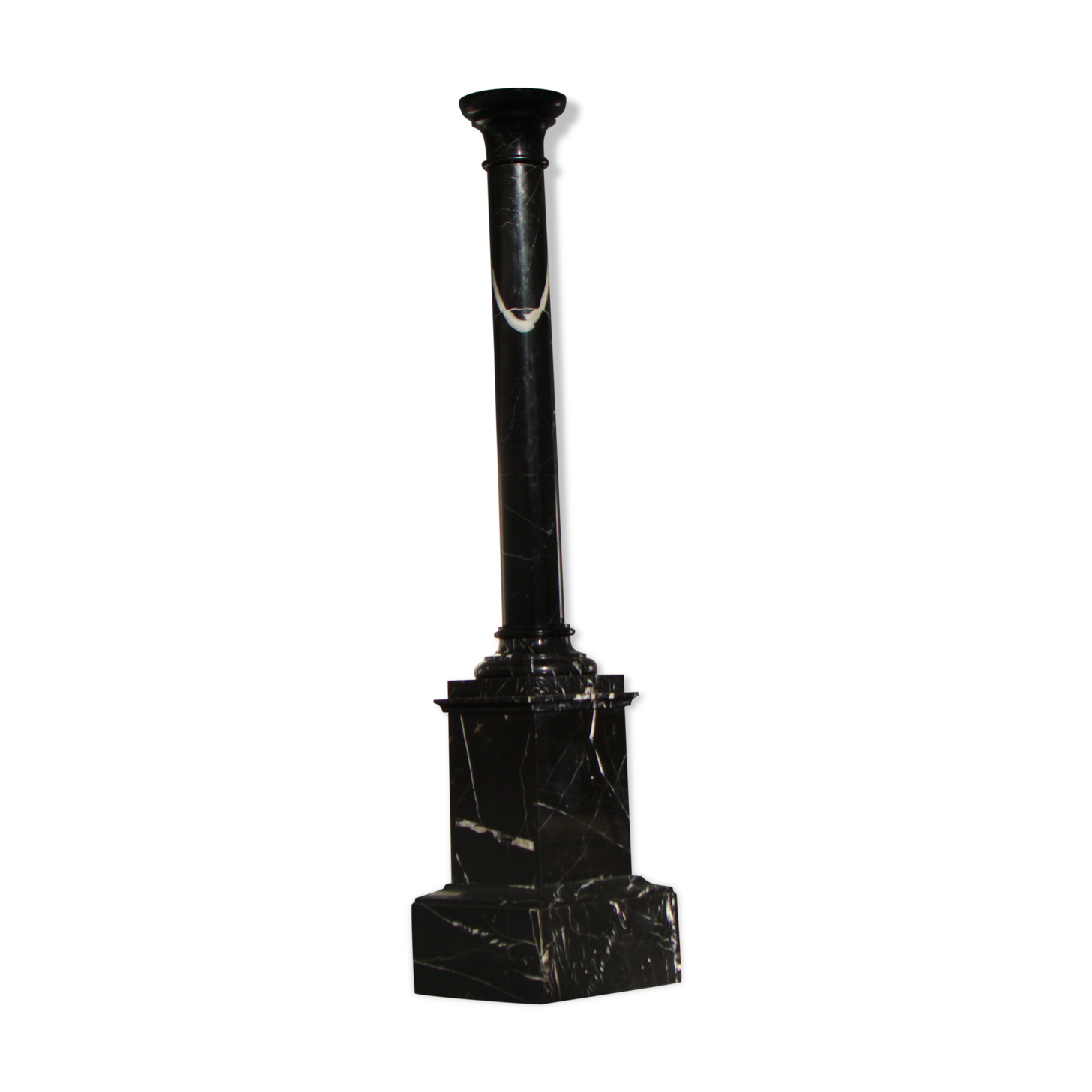 Pilier ou colonne en marbre noir