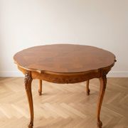 Table de salle à manger ronde Louis XV en merisier massif