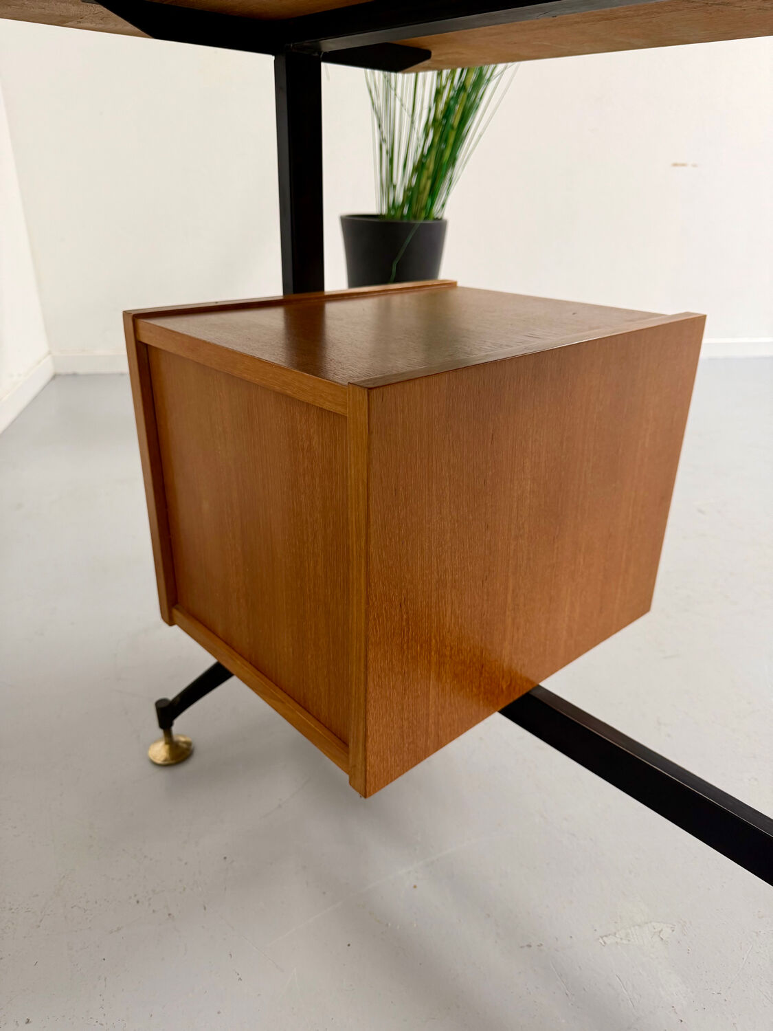 Vintage Italian design desk from the 1960s in wood and metal.