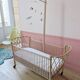 Lit bébé en rotin refait à neuf, avec flèche en chêne pour mobile
