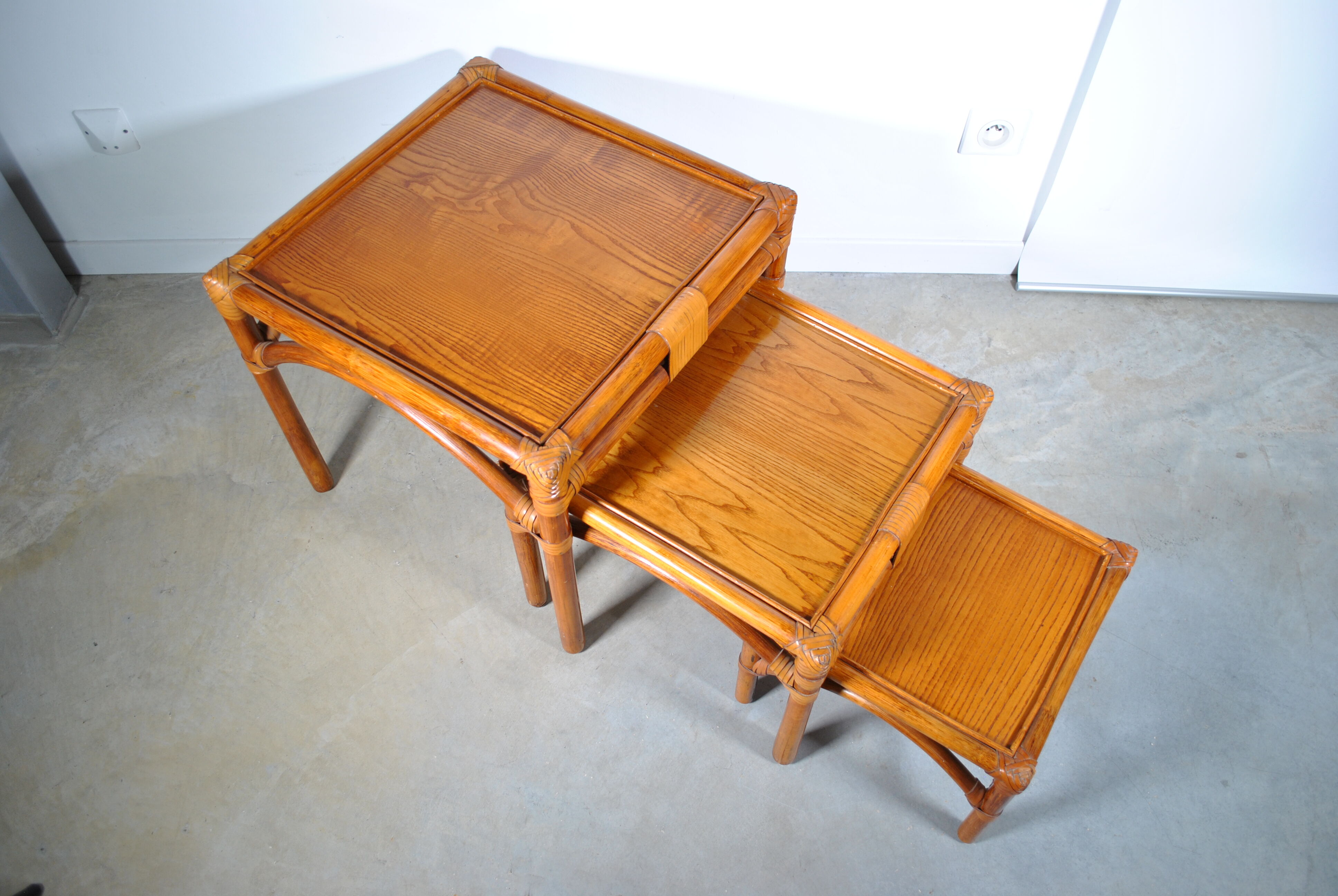 Rattan trundle table 1980