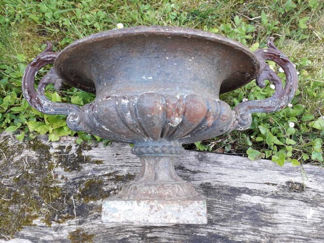 Vase Medicis ancien en fonte